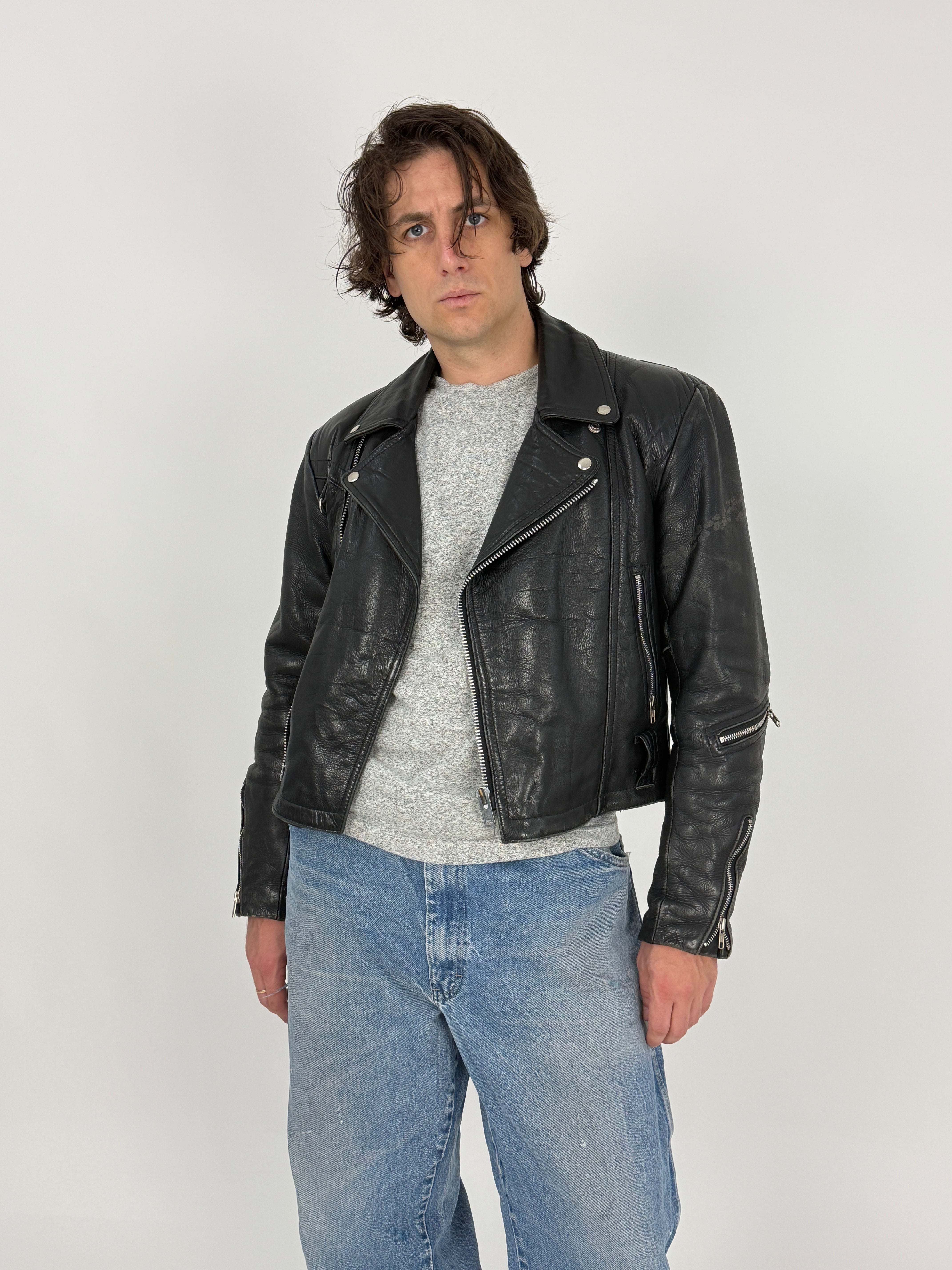 Chiodo Pelle Vintage New Waft Biker Nero - vista frontale tre quarti indossato con jeans Dickies blu