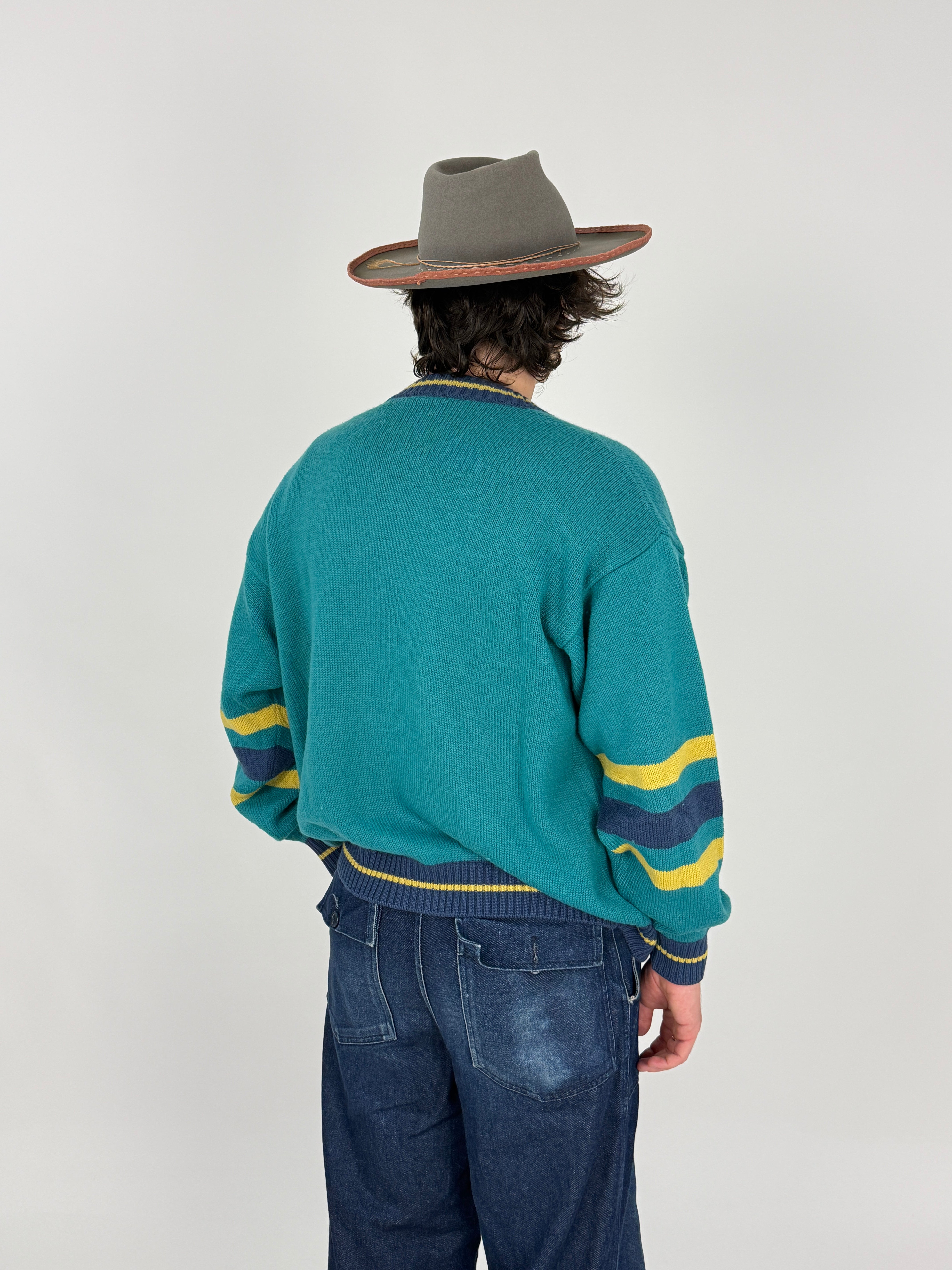 Cardigan Vintage Levi's Varsity Letterman Verde Teal - vista posteriore con dettaglio righe giallo senape su maniche e fondo