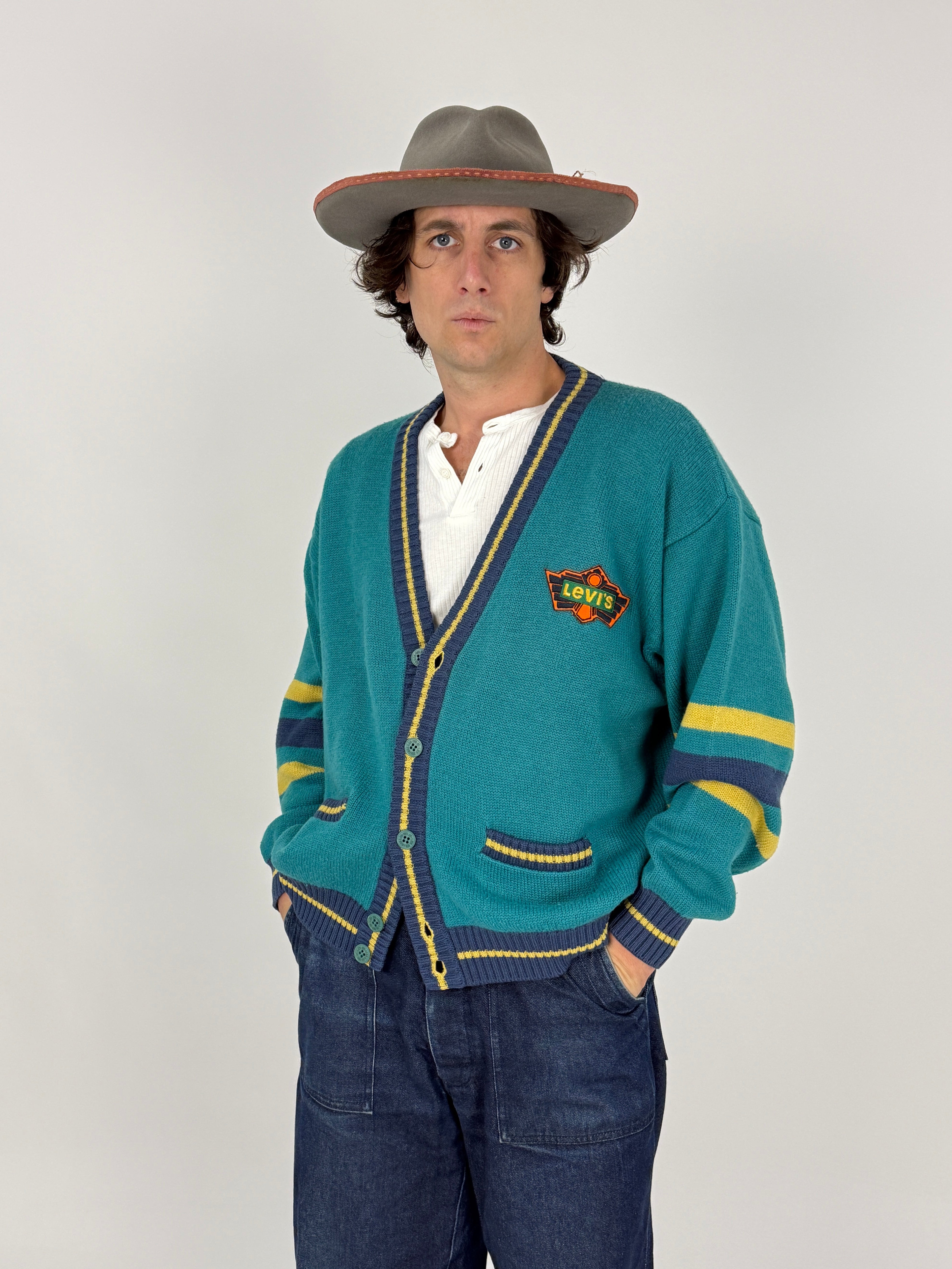 Cardigan Vintage Levi's Varsity Letterman Verde Teal - vista frontale aperto indossato con t-shirt bianca e jeans cargo blu
