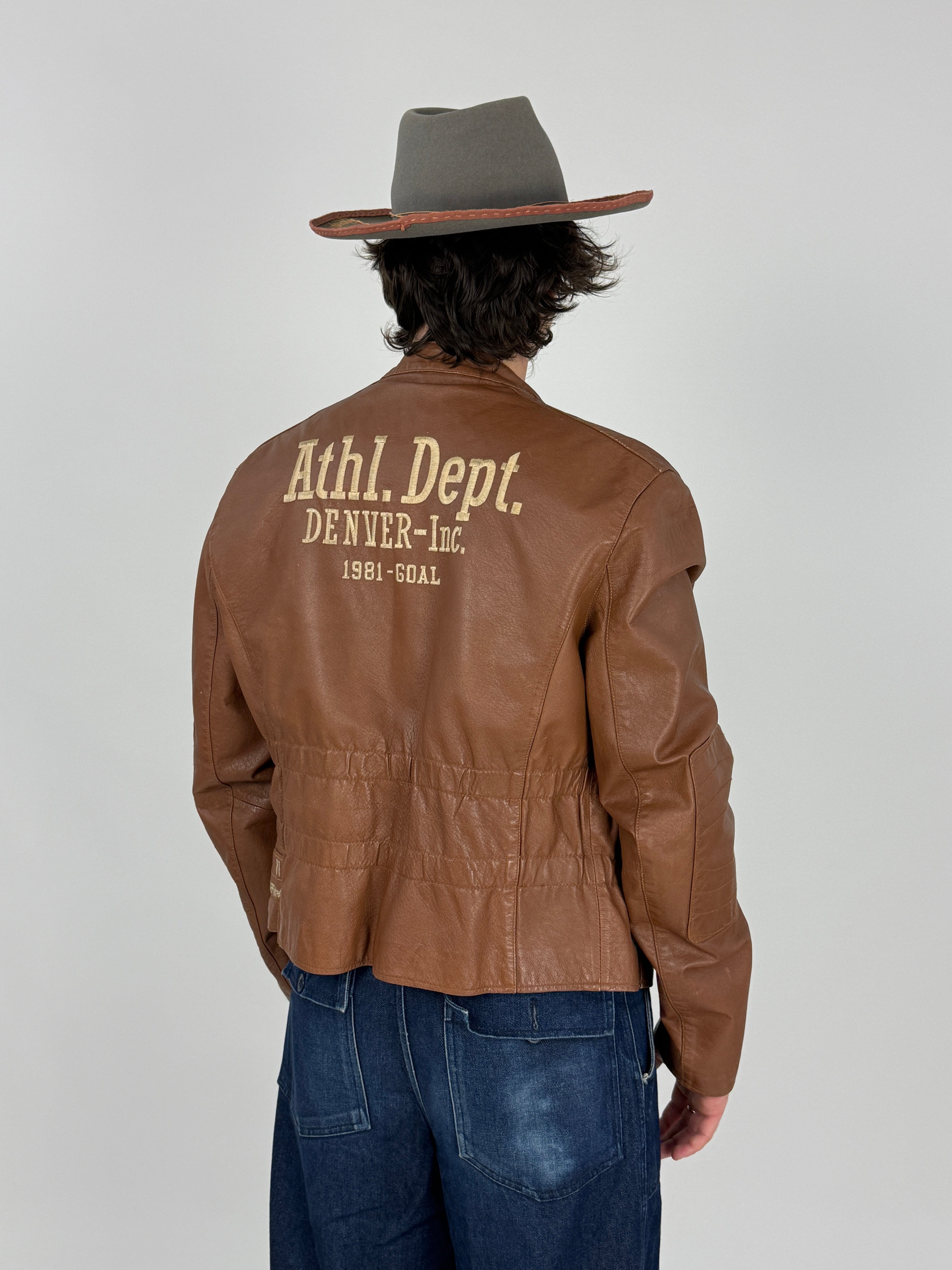 Giubbotto Pelle Vintage Giakò Cafe Racer Cognac - dettaglio patch ricamata DENVER 81 Athletic Training Dept. sul fianco sinistro