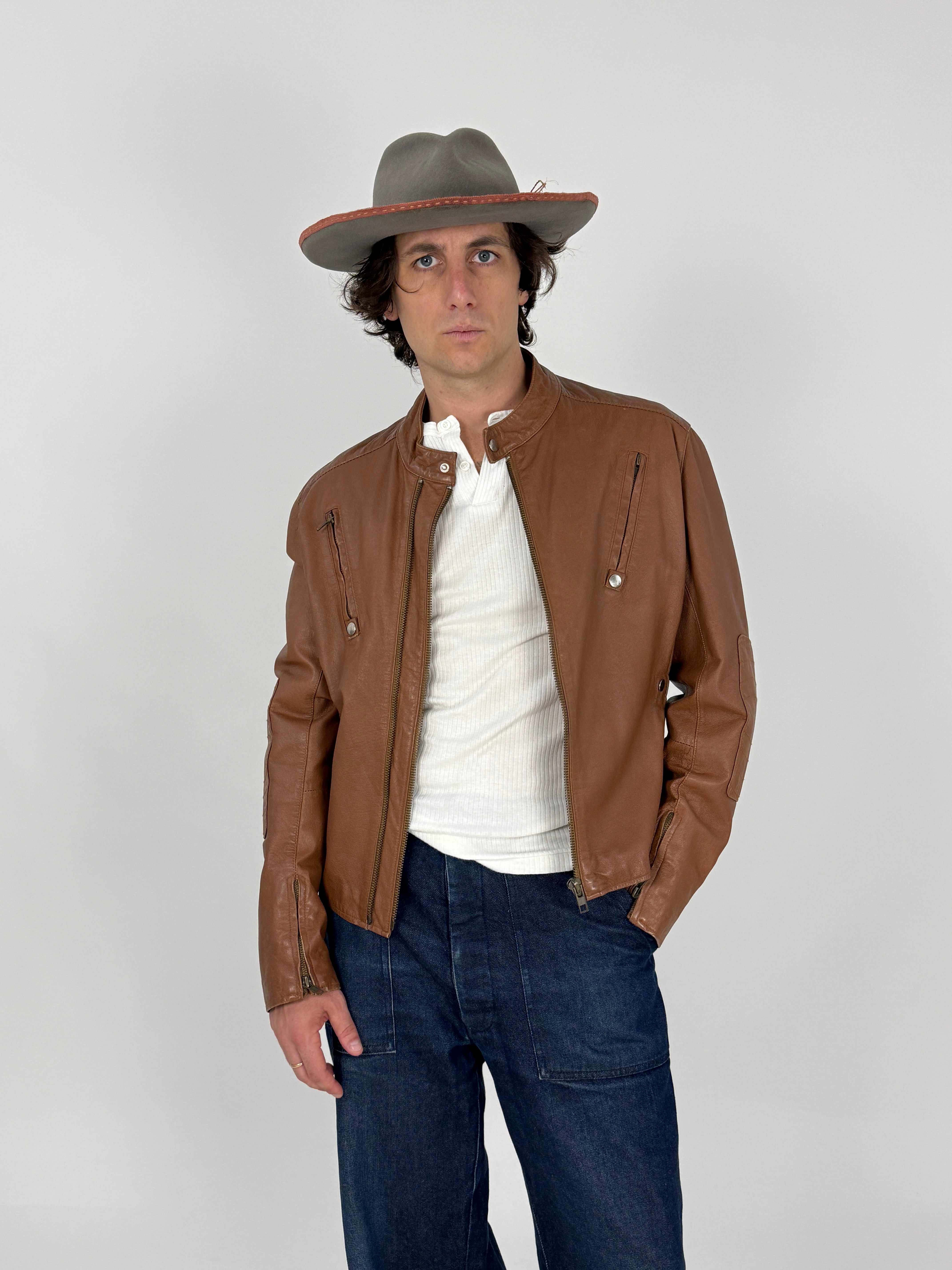 Giubbotto Pelle Vintage Giakò Cafe Racer Cognac - vista frontale tre quarti indossato con jeans cargo blu e cappello grigio