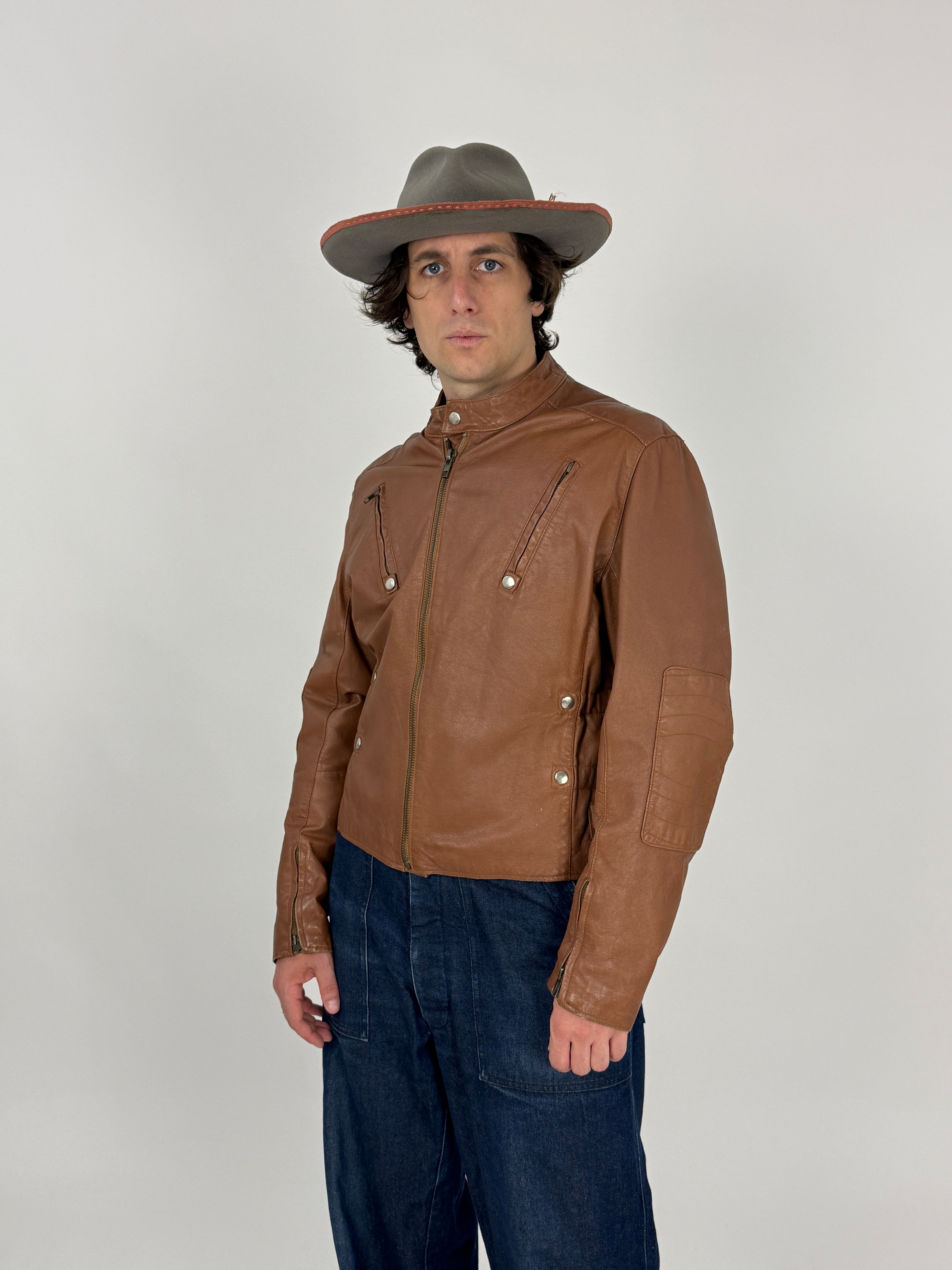 Giubbotto Pelle Vintage Giakò Cafe Racer Cognac - dettaglio colletto alla coreana con bottone a pressione e zip frontale dorata