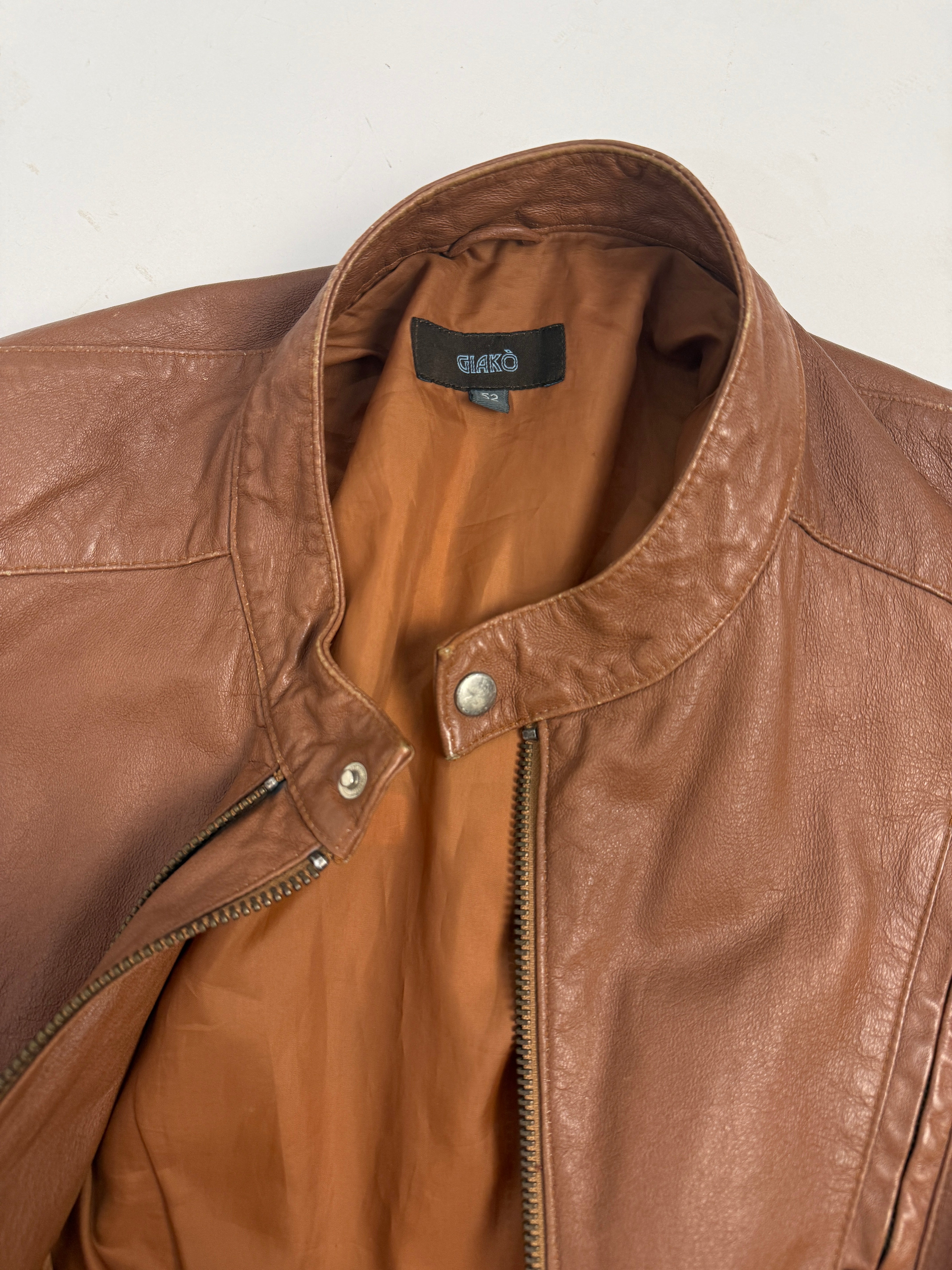 Giubbotto Pelle Vintage Giakò Cafe Racer Cognac - vista flat lay interno con fodera cognac e zip frontale aperta