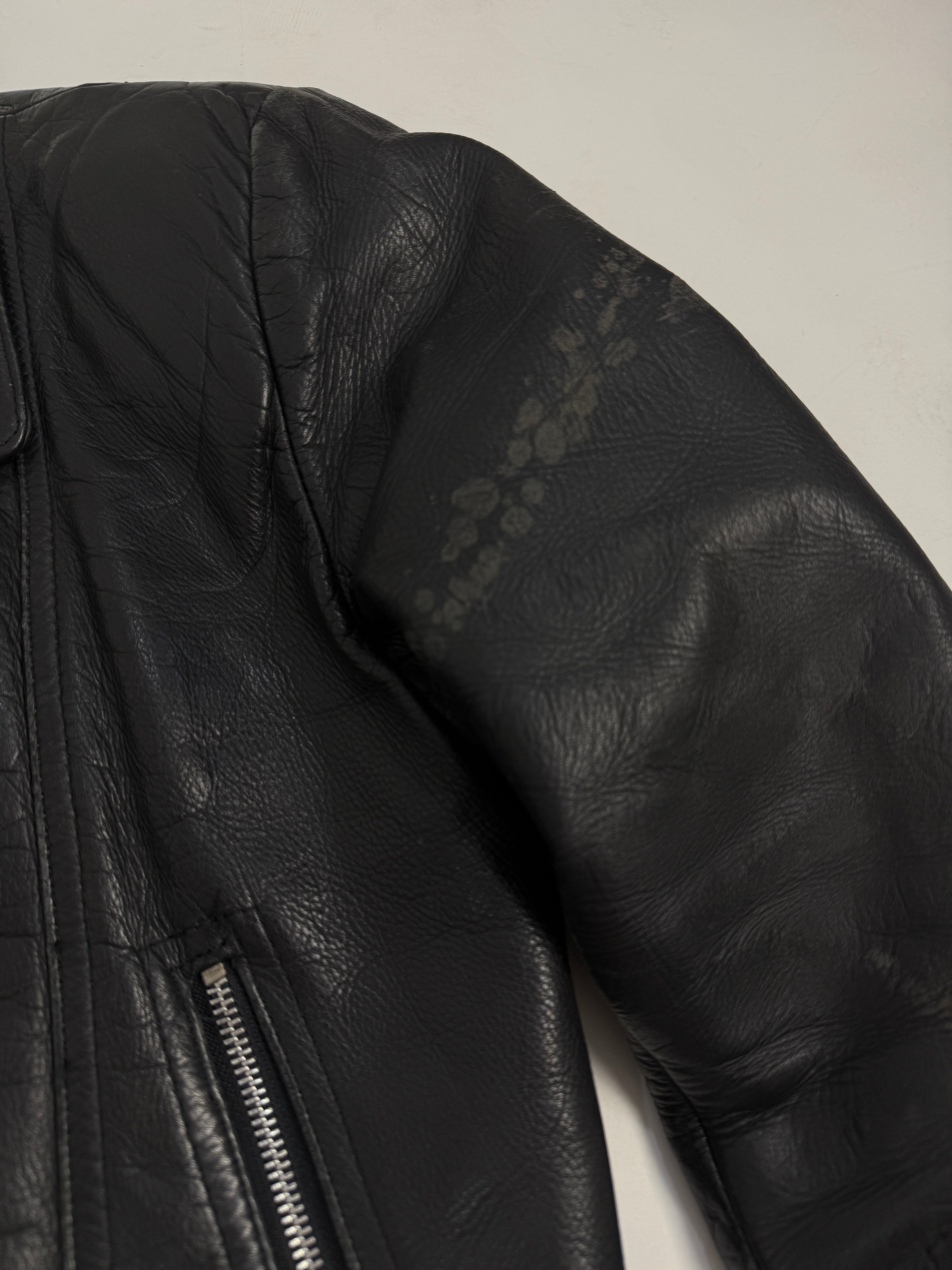 Chiodo Pelle Vintage New Waft Biker Nero - dettaglio zip frontale asimmetrica con cursore YKK argentato e colletto biker
