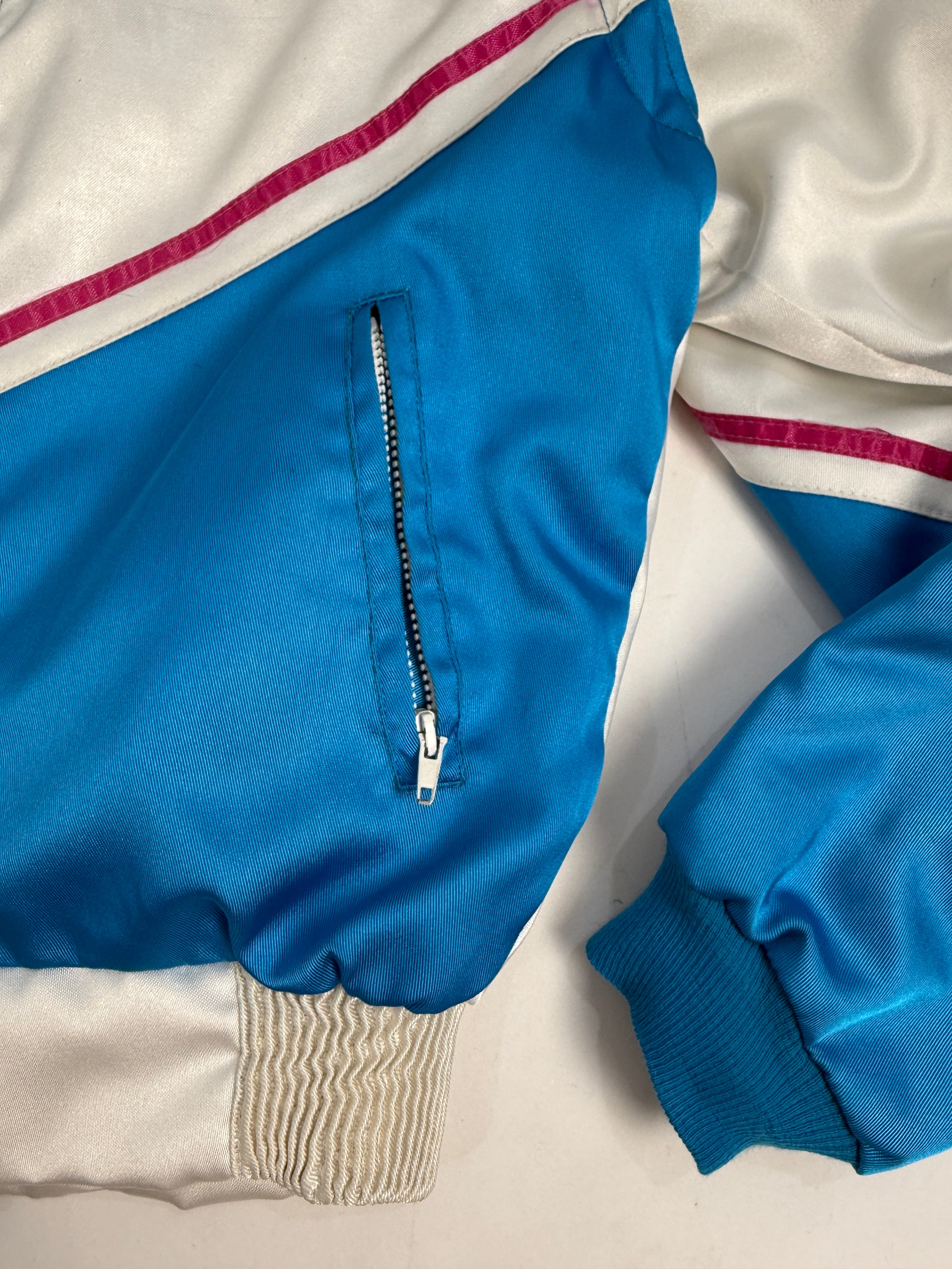 Giacca Vintage Bieffe Racing Azzurro Bianco Fucsia - vista full body frontale aperta con dettaglio bande diagonali fucsia