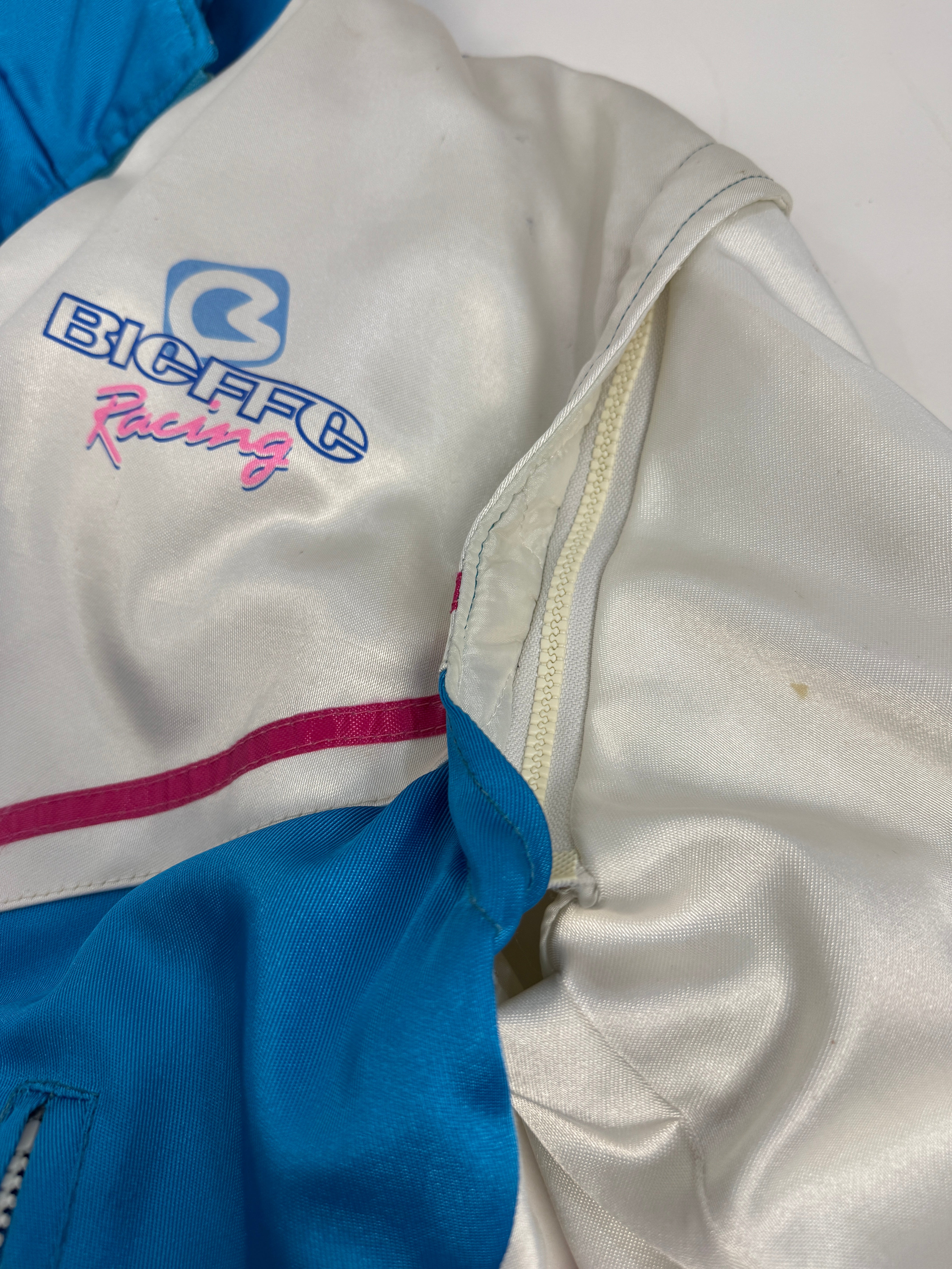 Giacca Vintage Bieffe Racing - dettaglio ravvicinato zip laterale tasca azzurra, banda fucsia/bianco e polsino in costine crema