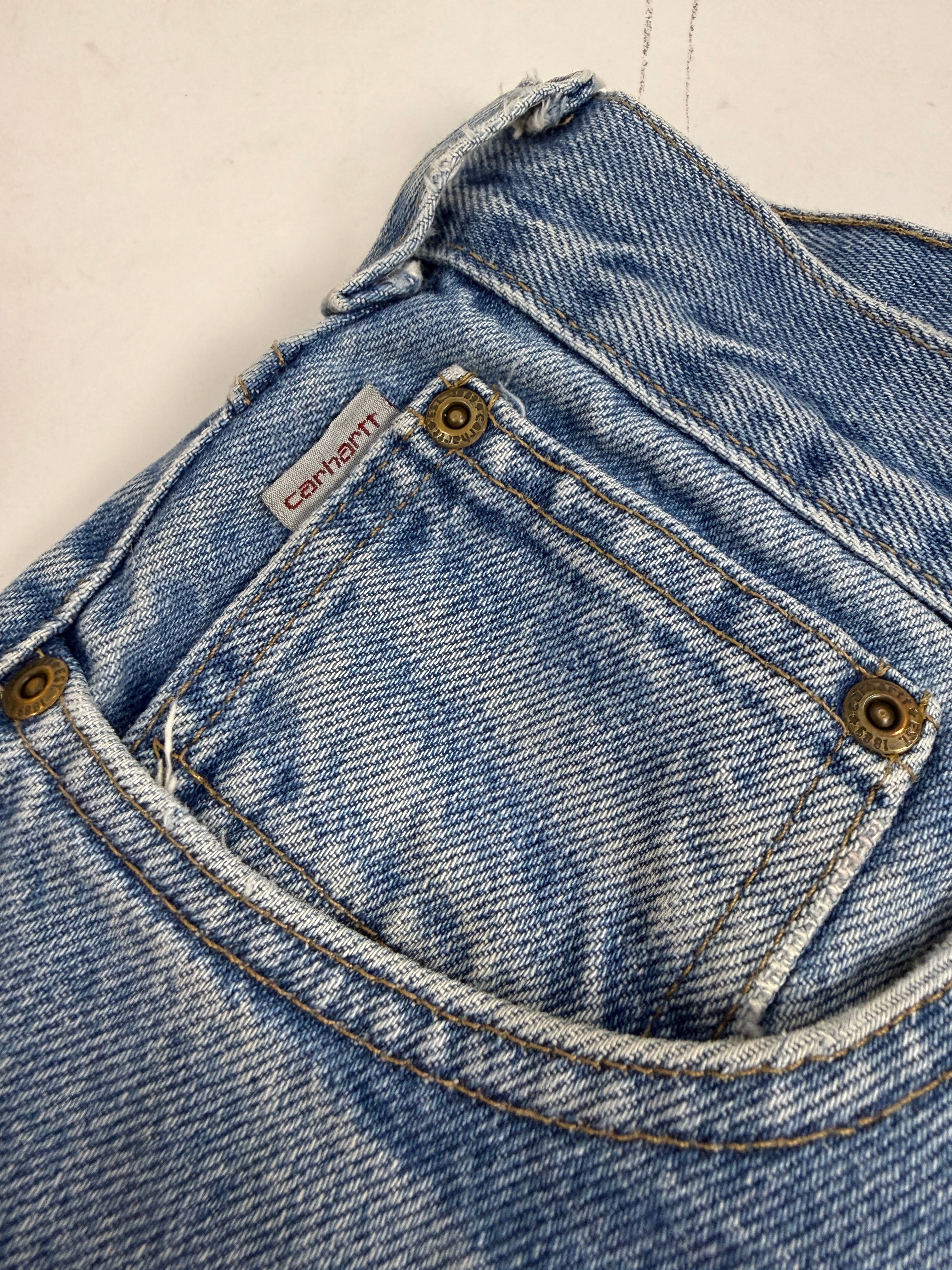 Jeans Carhartt B17 DST Relaxed Fit Vintage - dettaglio tasca posteriore destra con etichetta carhartt in minuscolo e rivetti in ottone brunito