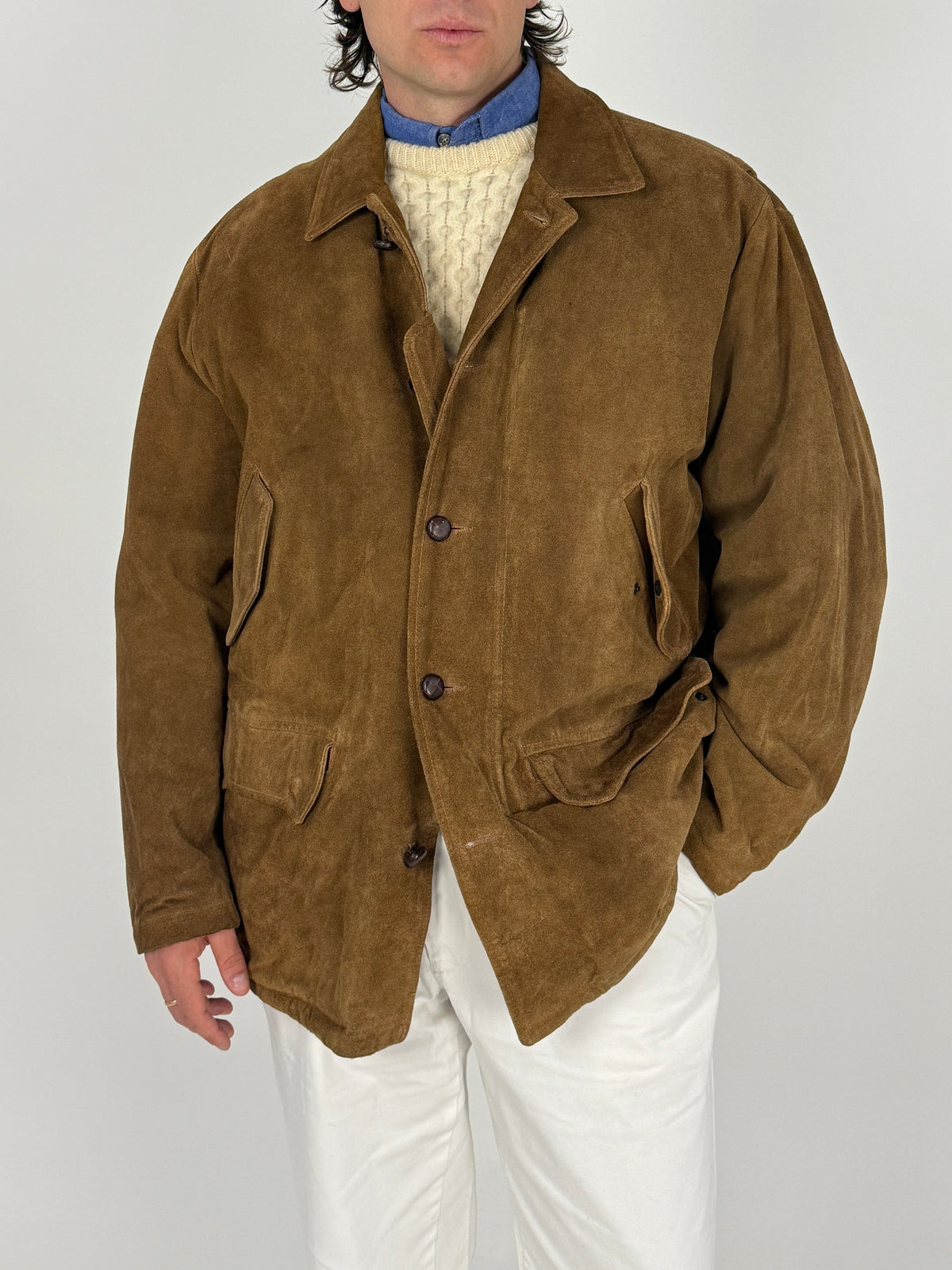 Giacca Pelle Scamosciata Vintage Stewart Original - vista frontale tre quarti indossata aperta con cable knit panna e camicia oxford blu