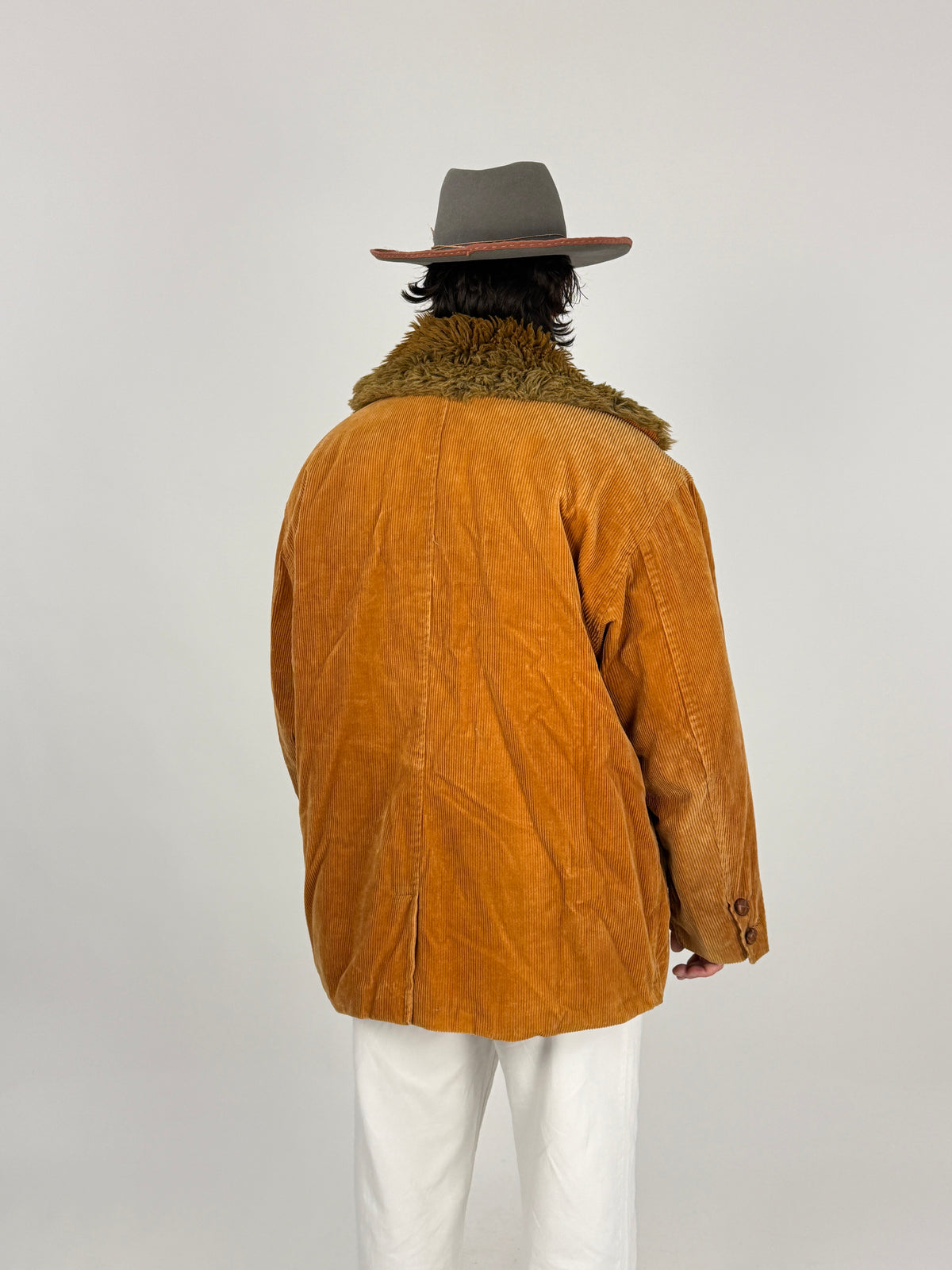 Giacca Vintage Fiorucci Division Classic Nouveau Velluto Cuoio - vista frontale aperta indossata tre quarti con colletto shearling e cable knit panna