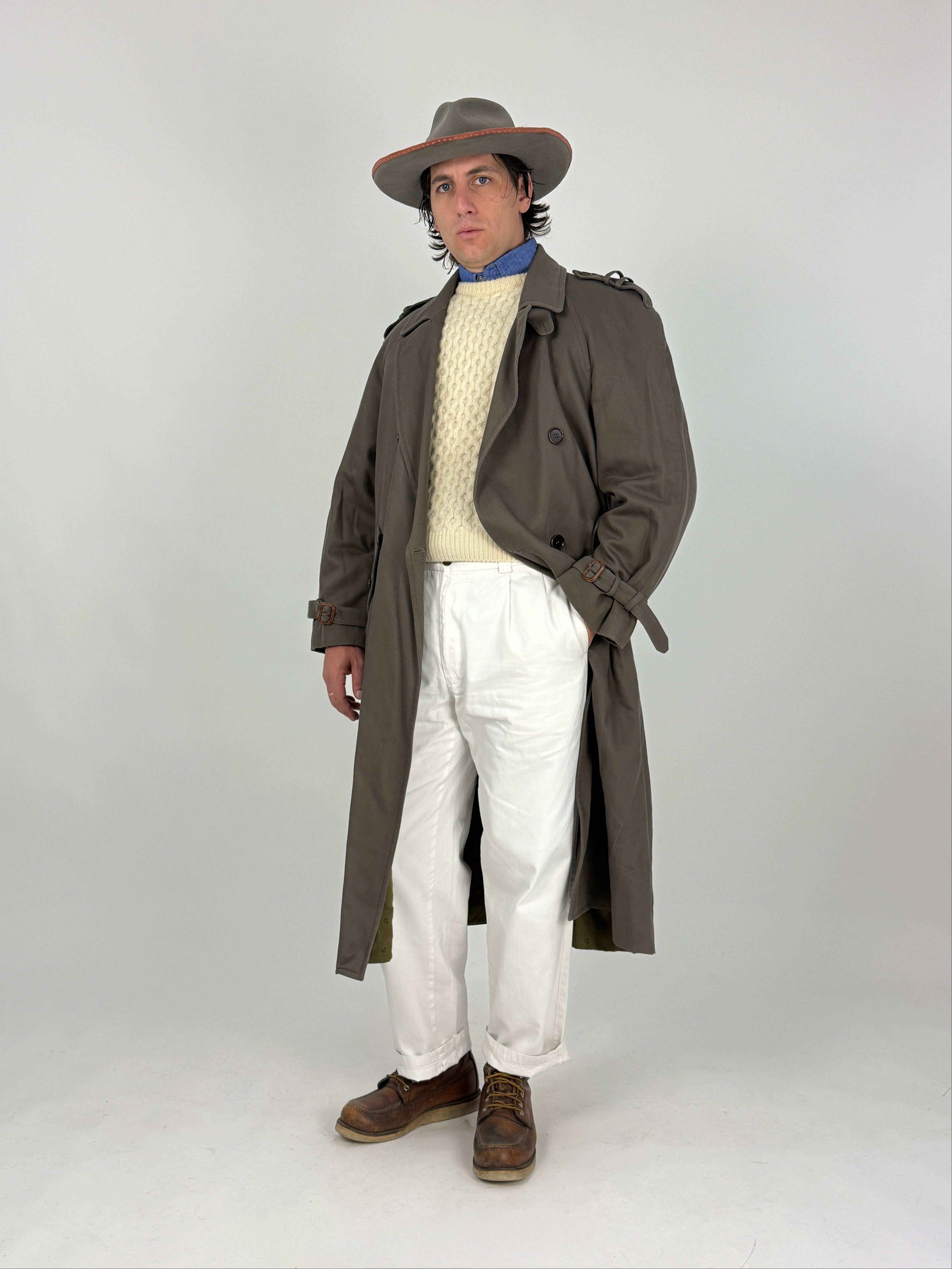 Trench Vintage Lubiam Verde Oliva - vista frontale full body indossata chiusa con cappello fedora grigio, cable knit panna e Levi's 501 white cuffed
