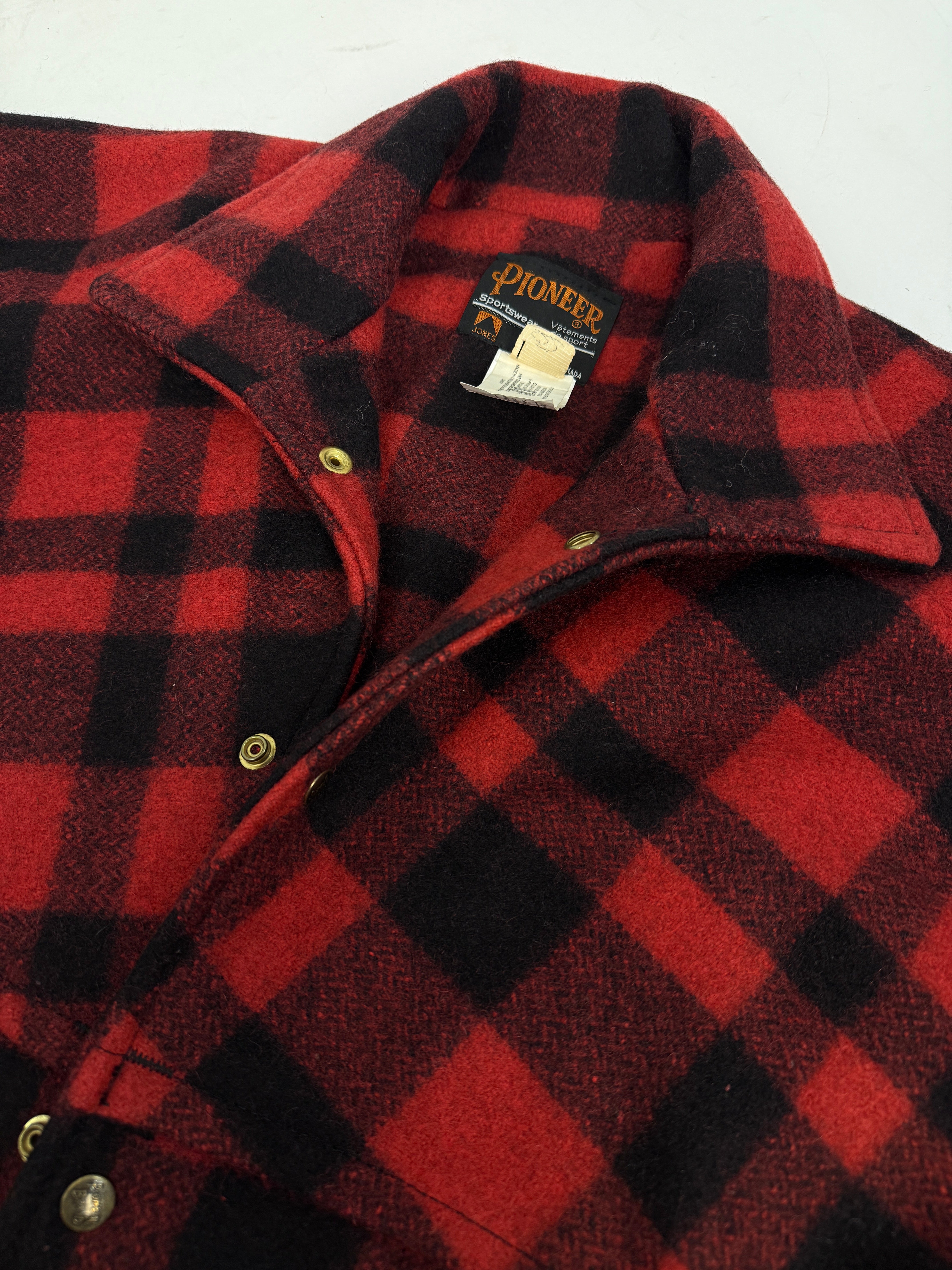 Giacca Lana Vintage Pioneer Sportswear Mackinaw Buffalo Check - dettaglio manica con bottone a pressione Pioneer Brand in ottone brunito al polso