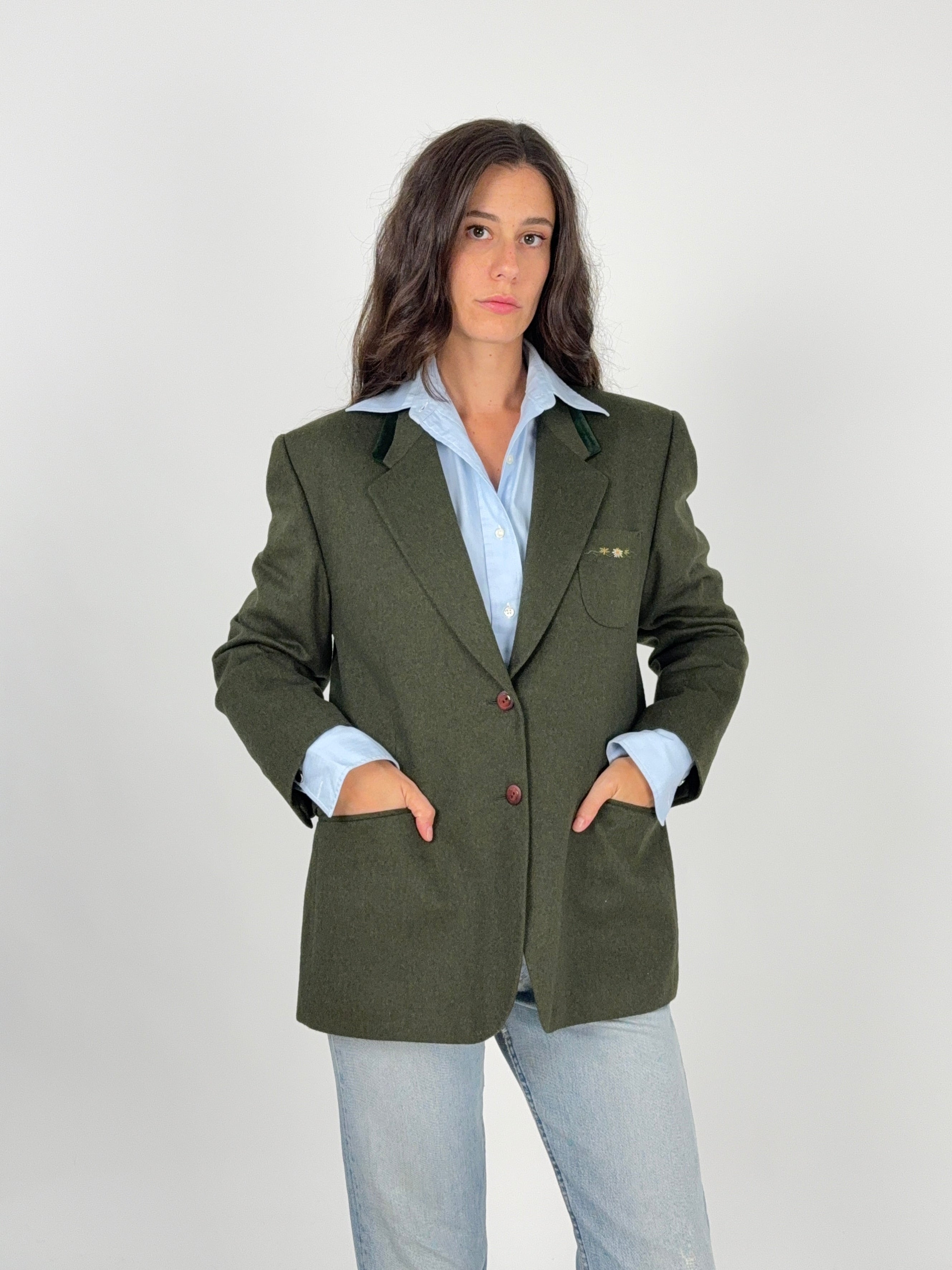 Giacca vintage tirolese loden verde oliva - fronte mani in tasca