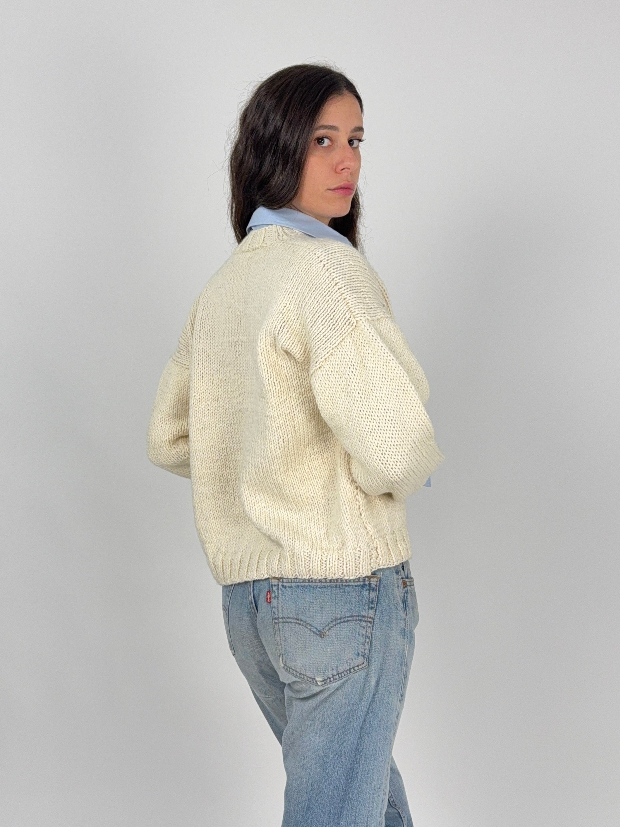 Cardigan fatto a mano avorio bottoni fiorellino vintage - fronte