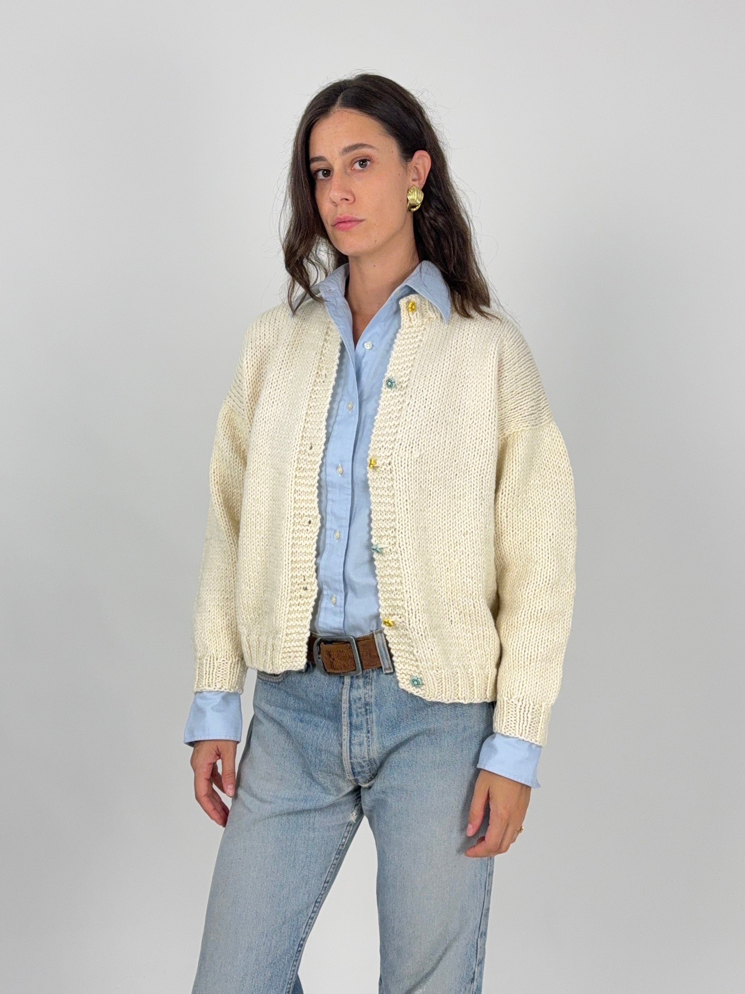 Cardigan fatto a mano avorio bottoni fiorellino vintage - tre quarti