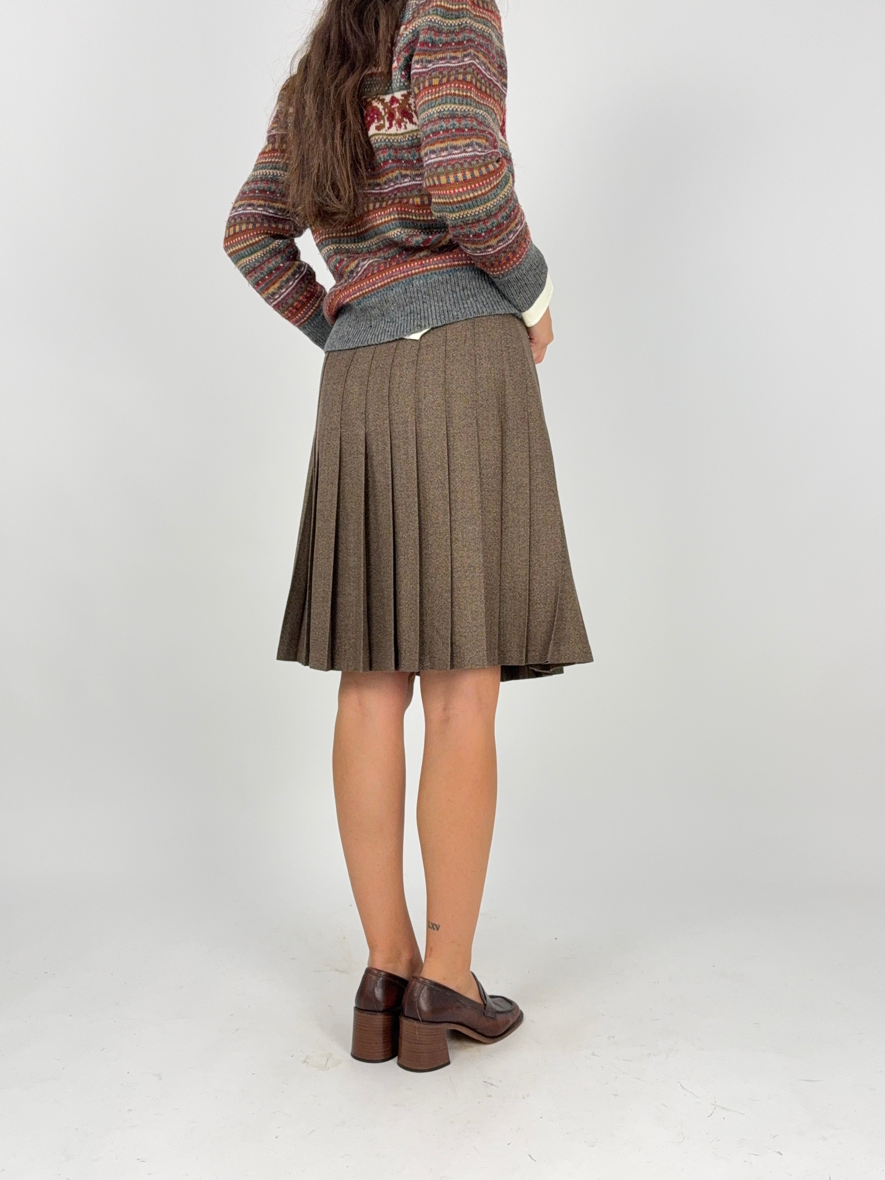 Gonna a pieghe lana vergine marrone vintage - retro indossata