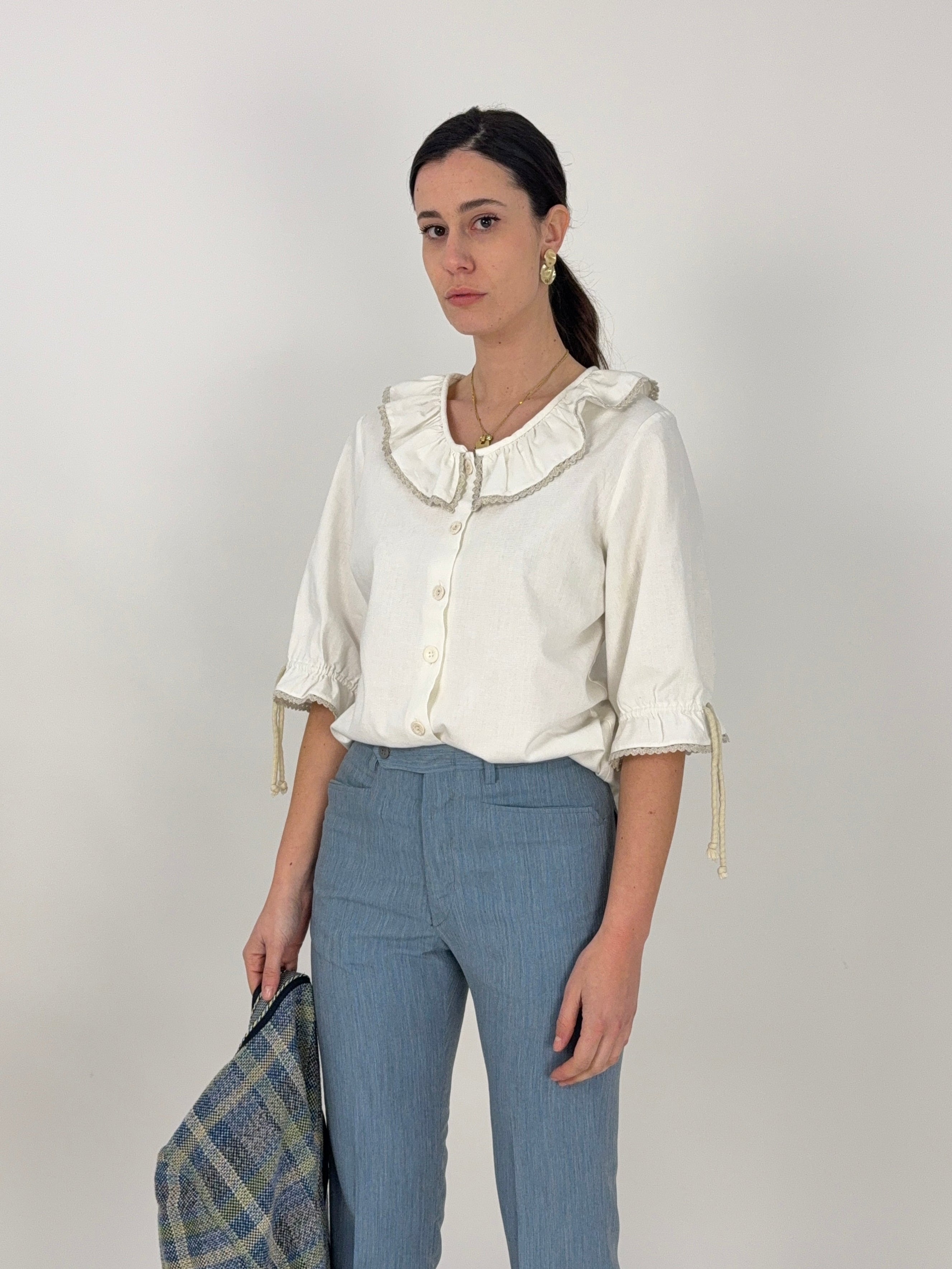 camicia-in-cotone-bianco-con-colletto-rouches