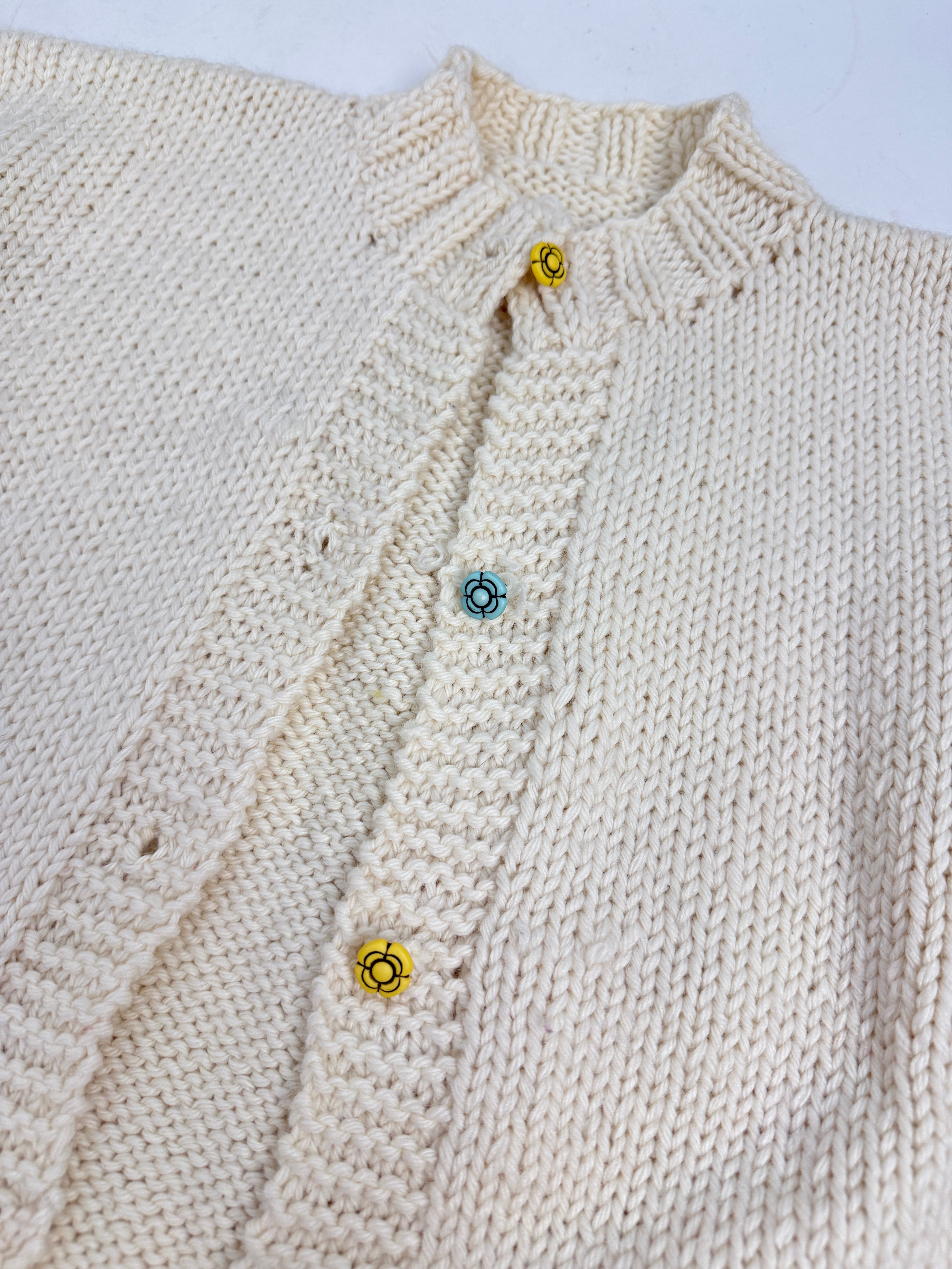Dettaglio bottoni fiorellino smaltati cardigan handmade vintage