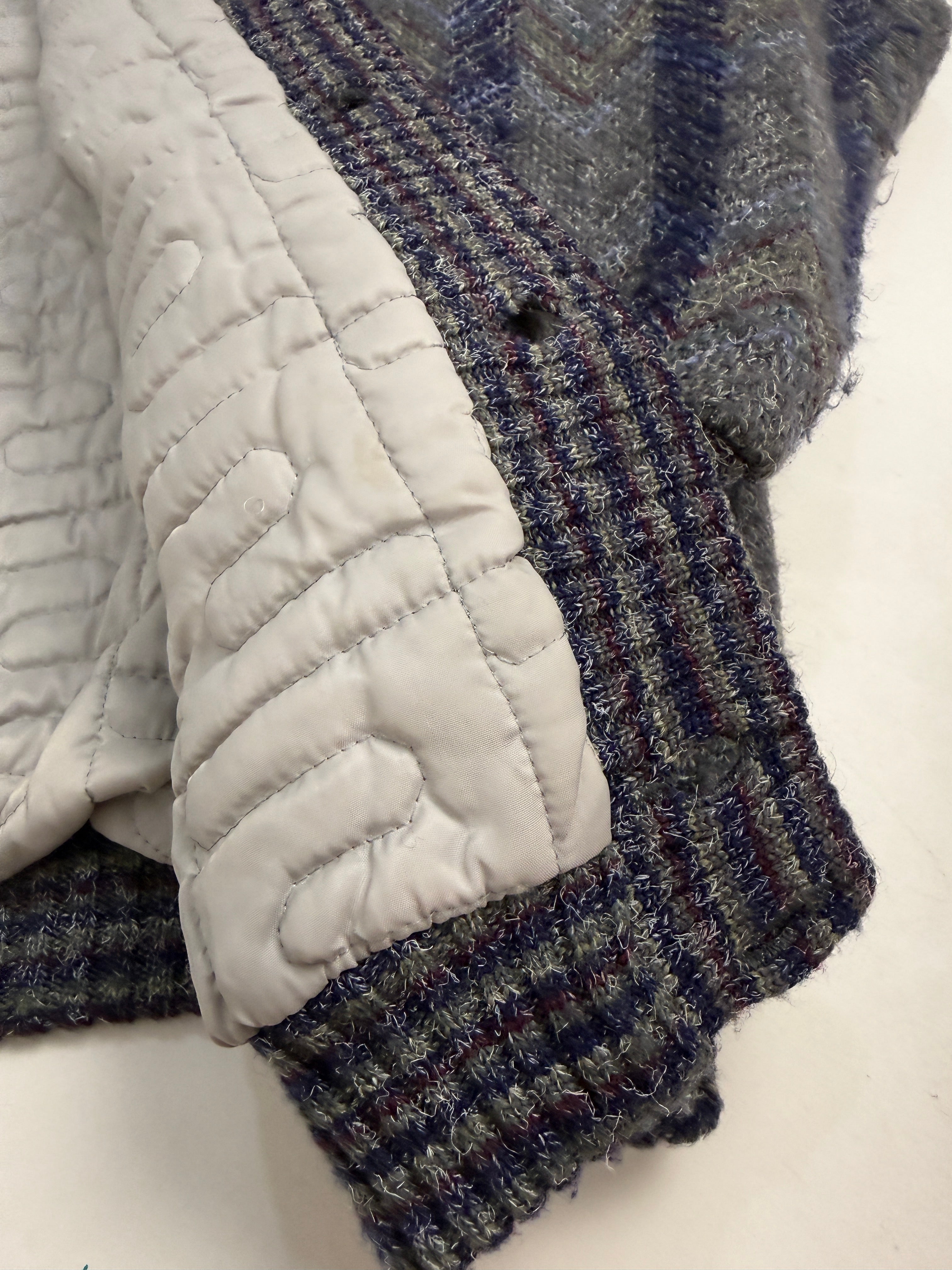 Dettaglio tessuto jacquard zigzag navy e bouclé grigio Cagi cardigan vintage