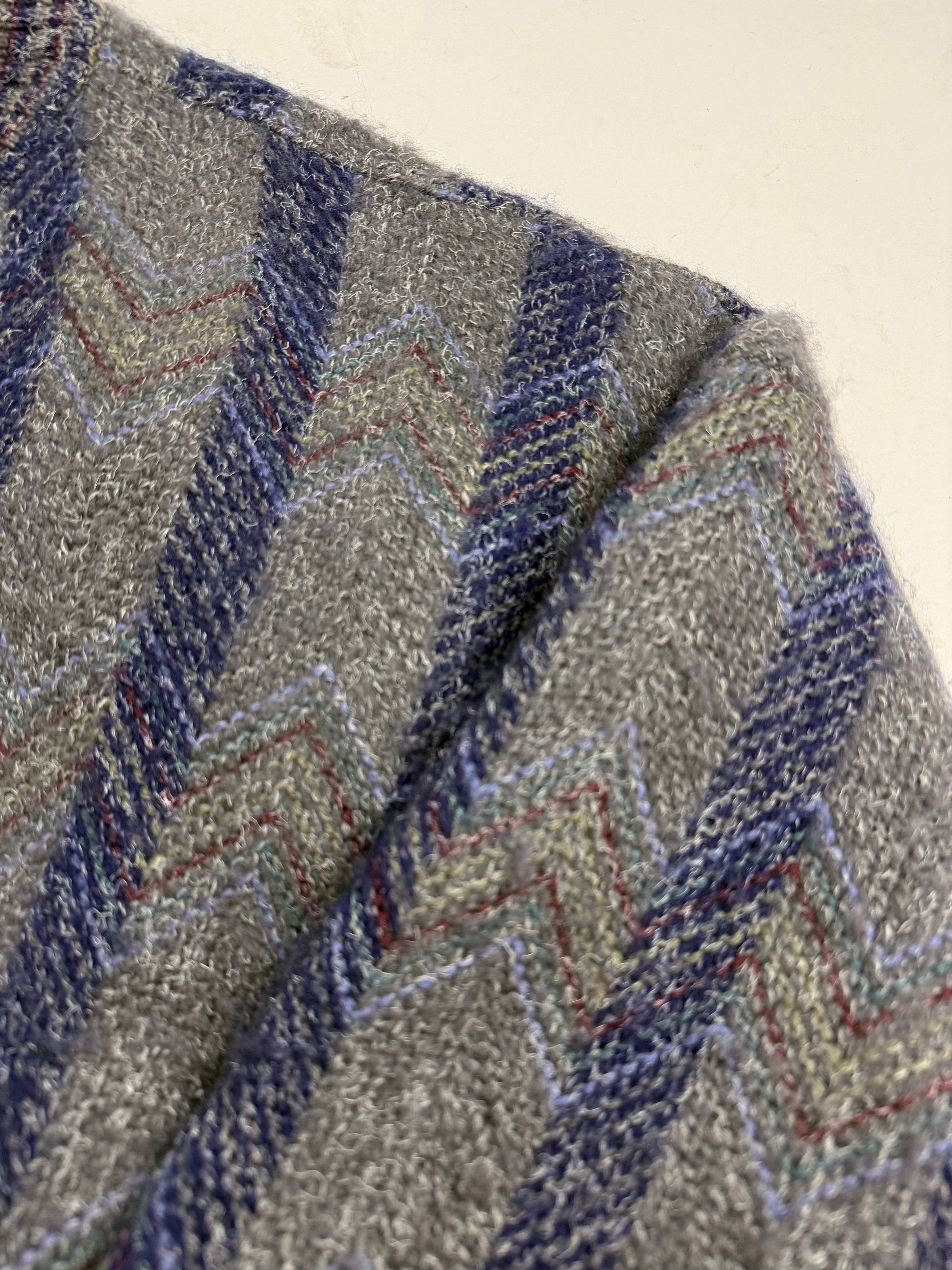 Dettaglio fodera interna trapuntata grigio chiaro e costina polsino navy Cagi cardigan vintage