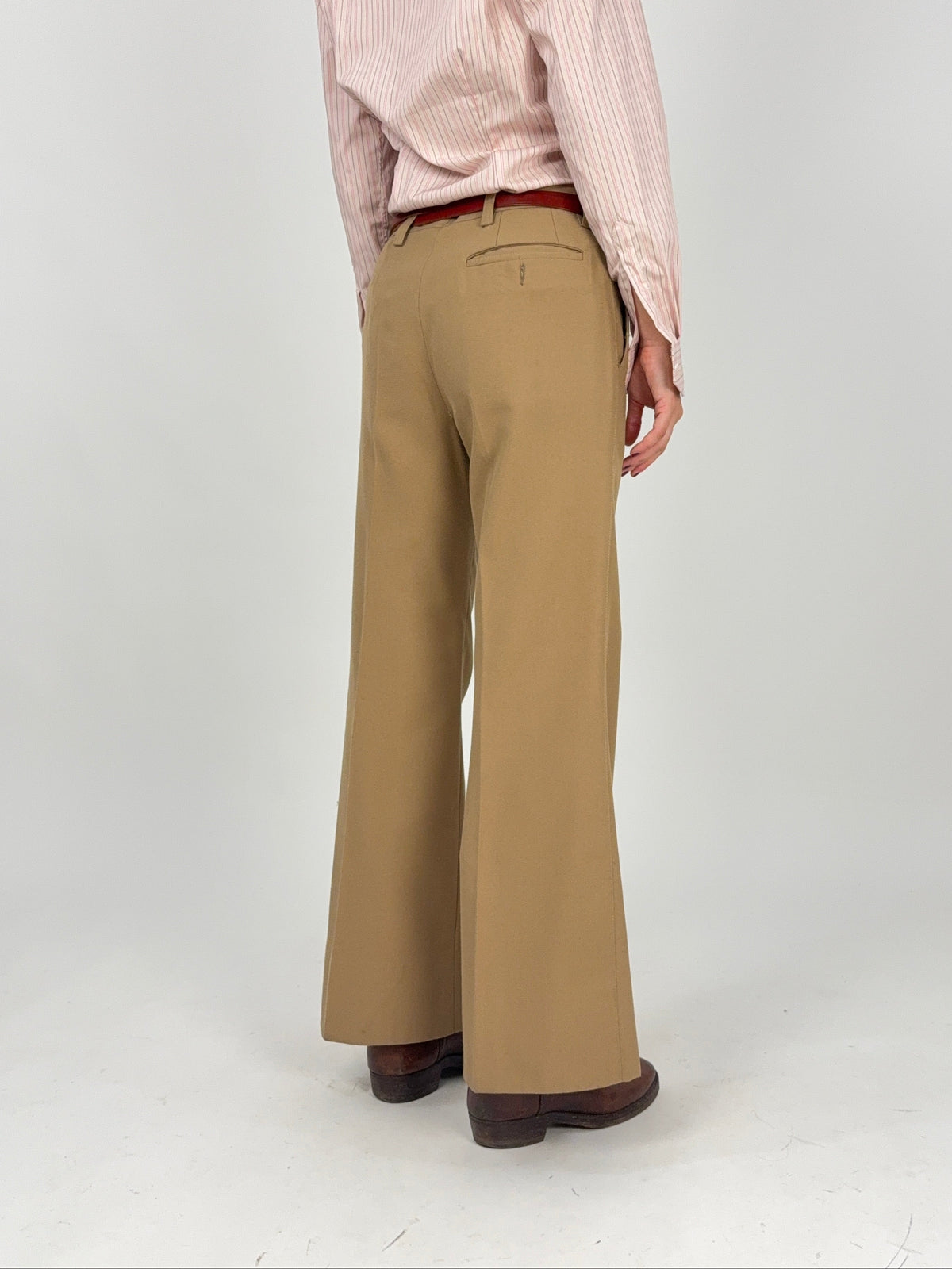 Pantalone zampa sartoriale beige cammello vintage anni 70 - fronte intero indossato taglia 44