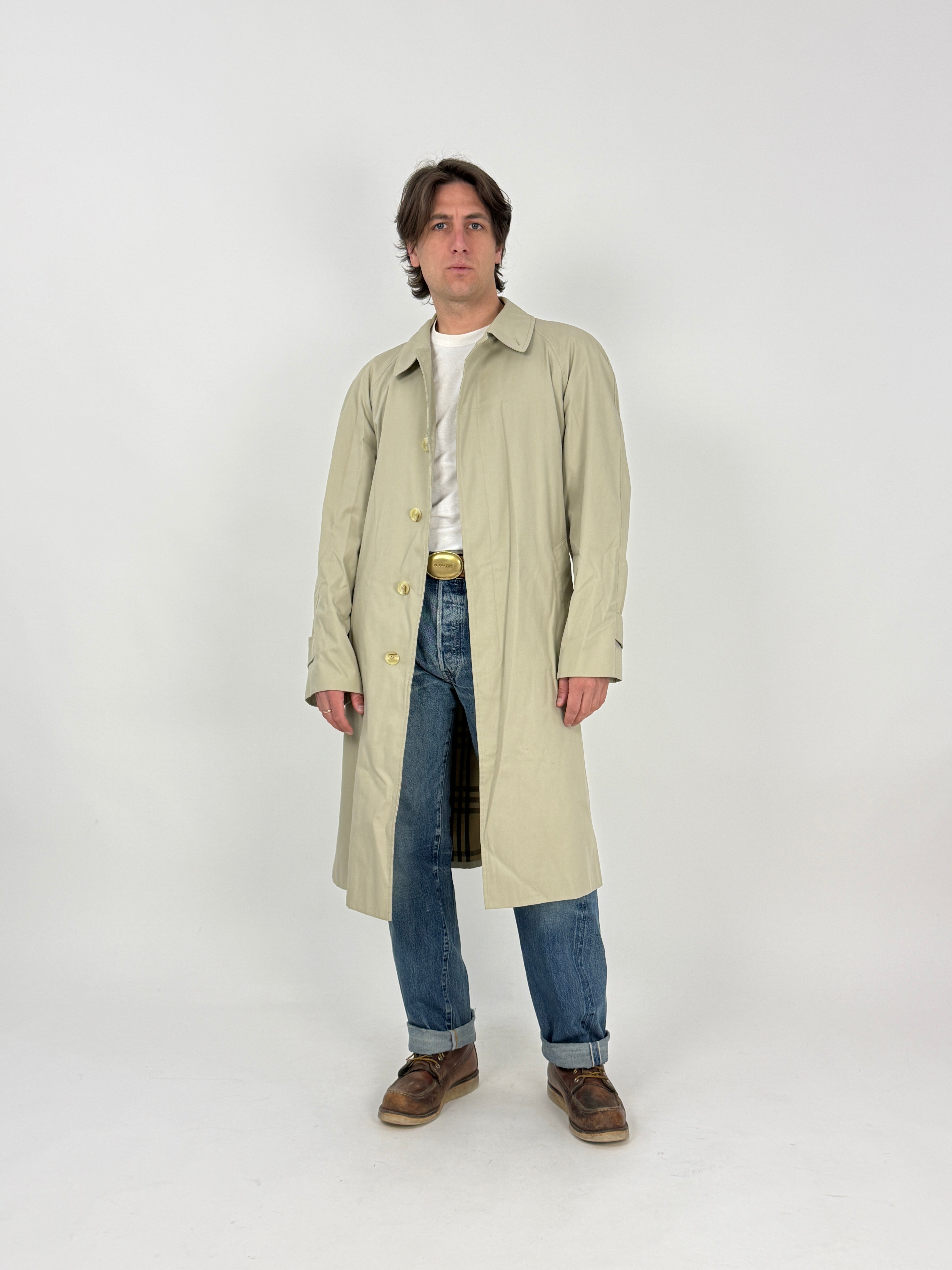 trench vintage uomo beige indossato con t-shirt jeans per un look casual