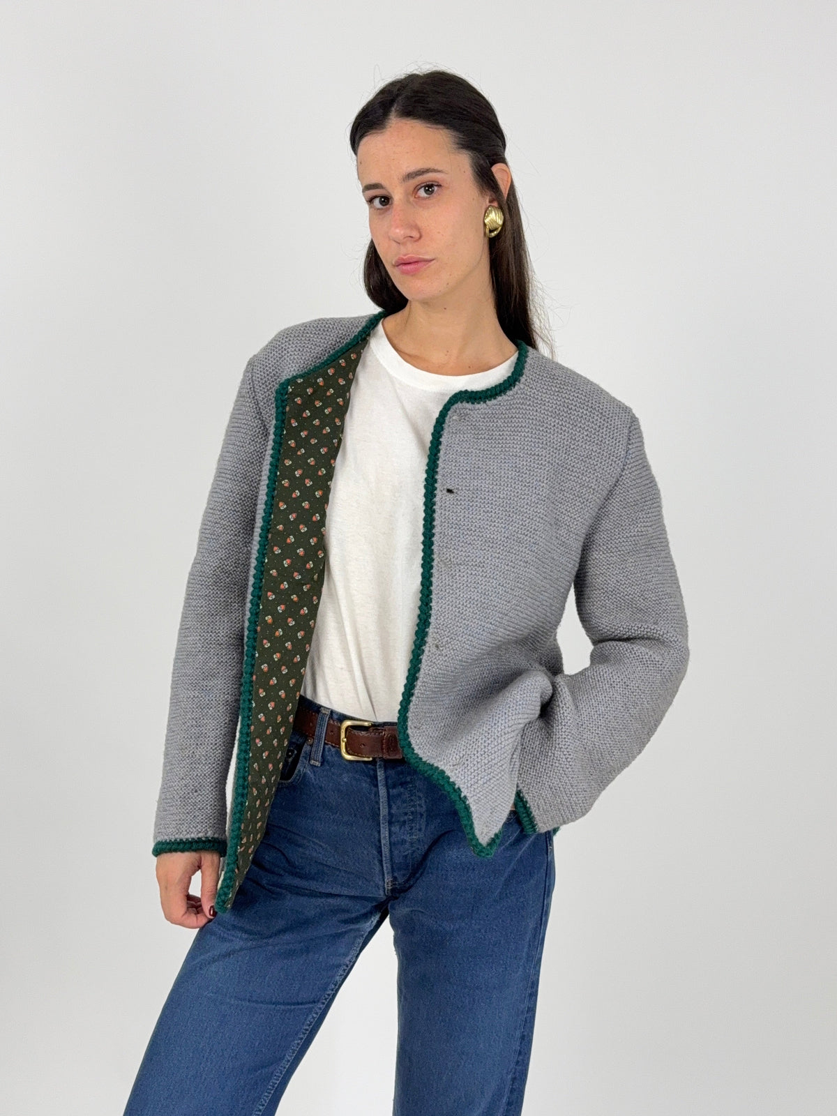 Giacca Tracht artigianale lana grigia bordi uncinetto verde vintage anni 70 - fronte aperta con fodera stampata indossato