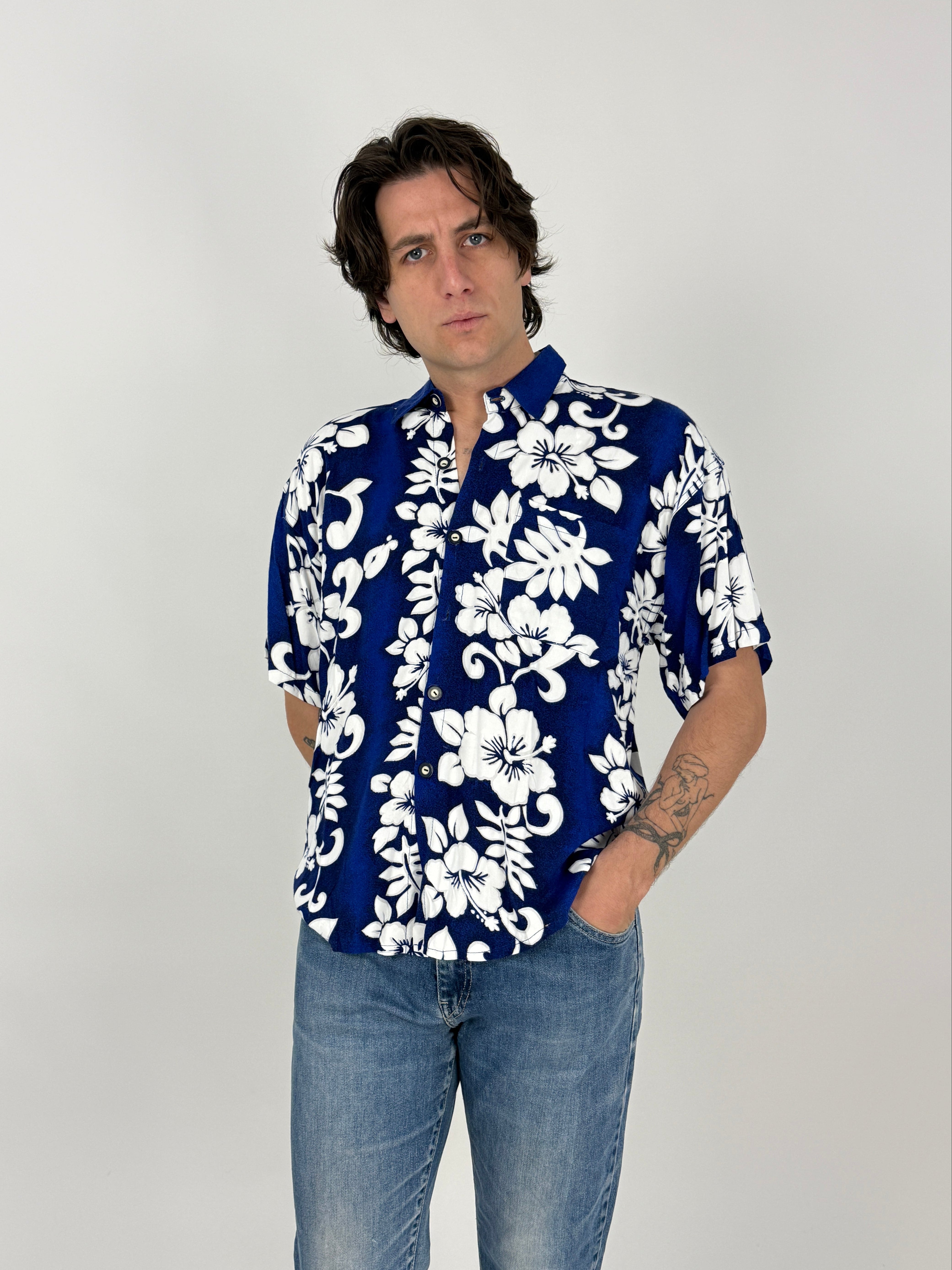 camicia hawaii vintage a fiori bianchi su cotone blu