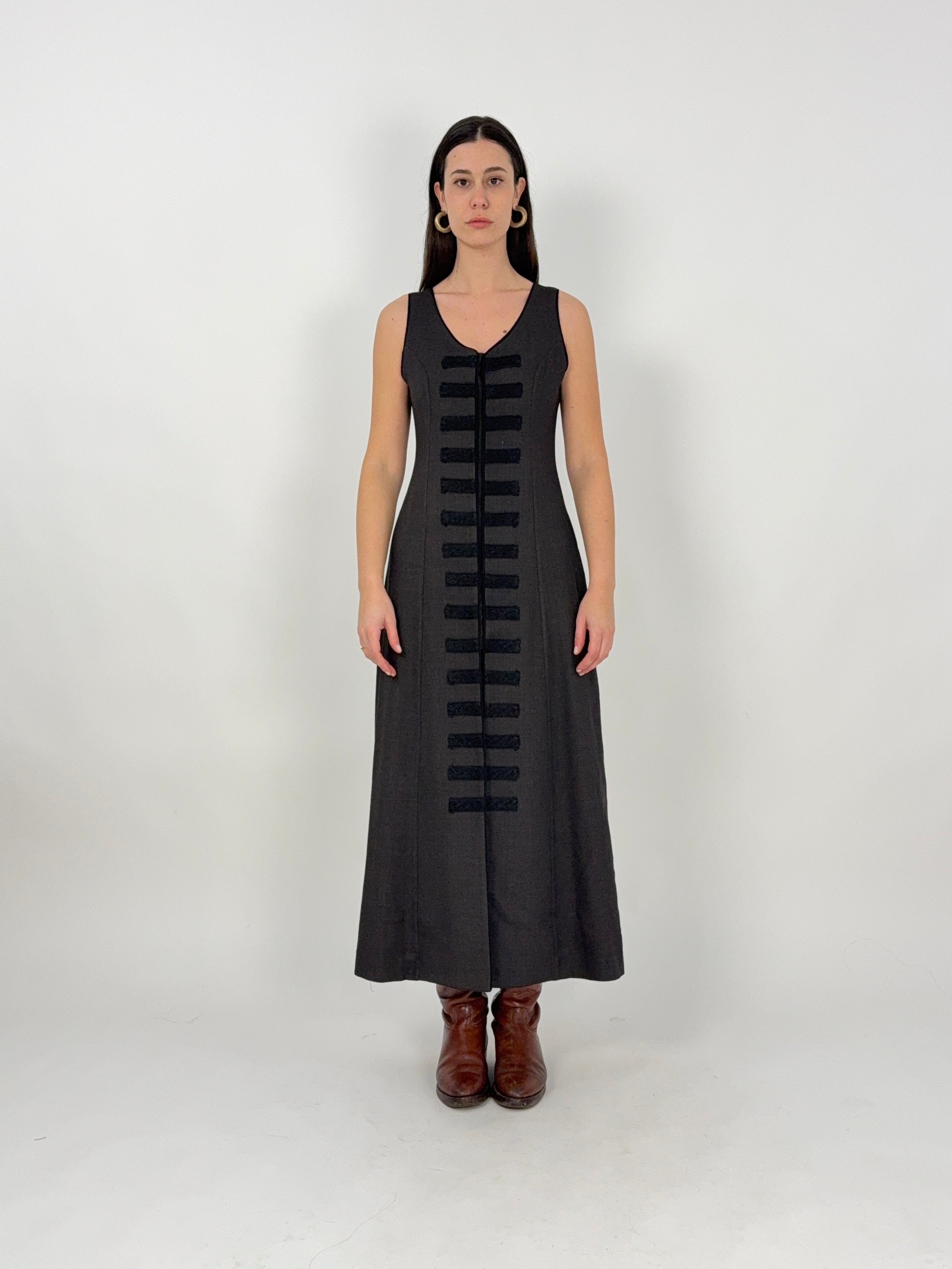 abito-lungo-smanicato-marrone-con-ricami-vintage
