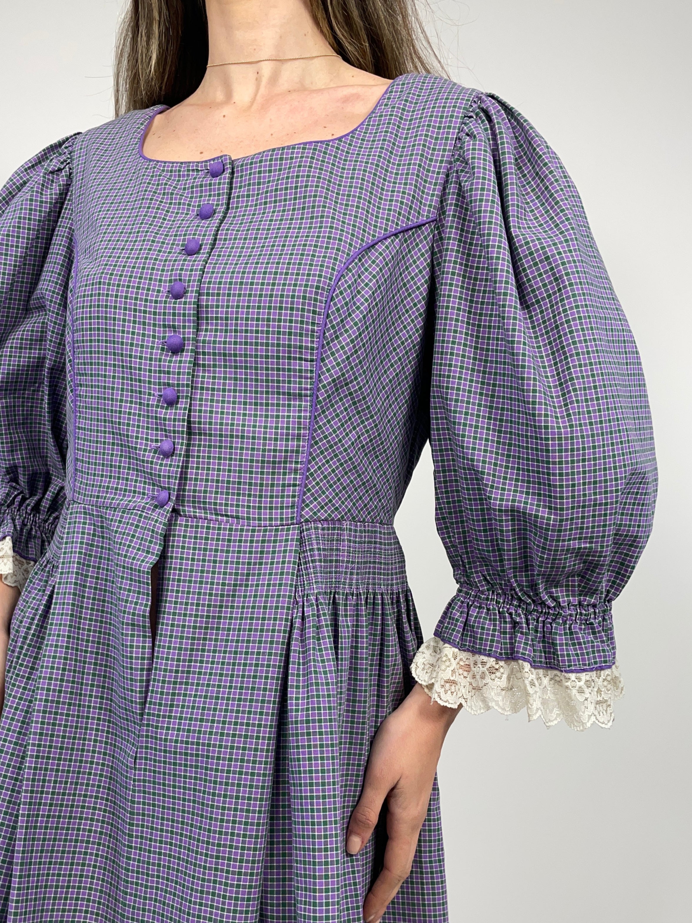 vestito-austriaco-a-quadretti-viola-e-verde