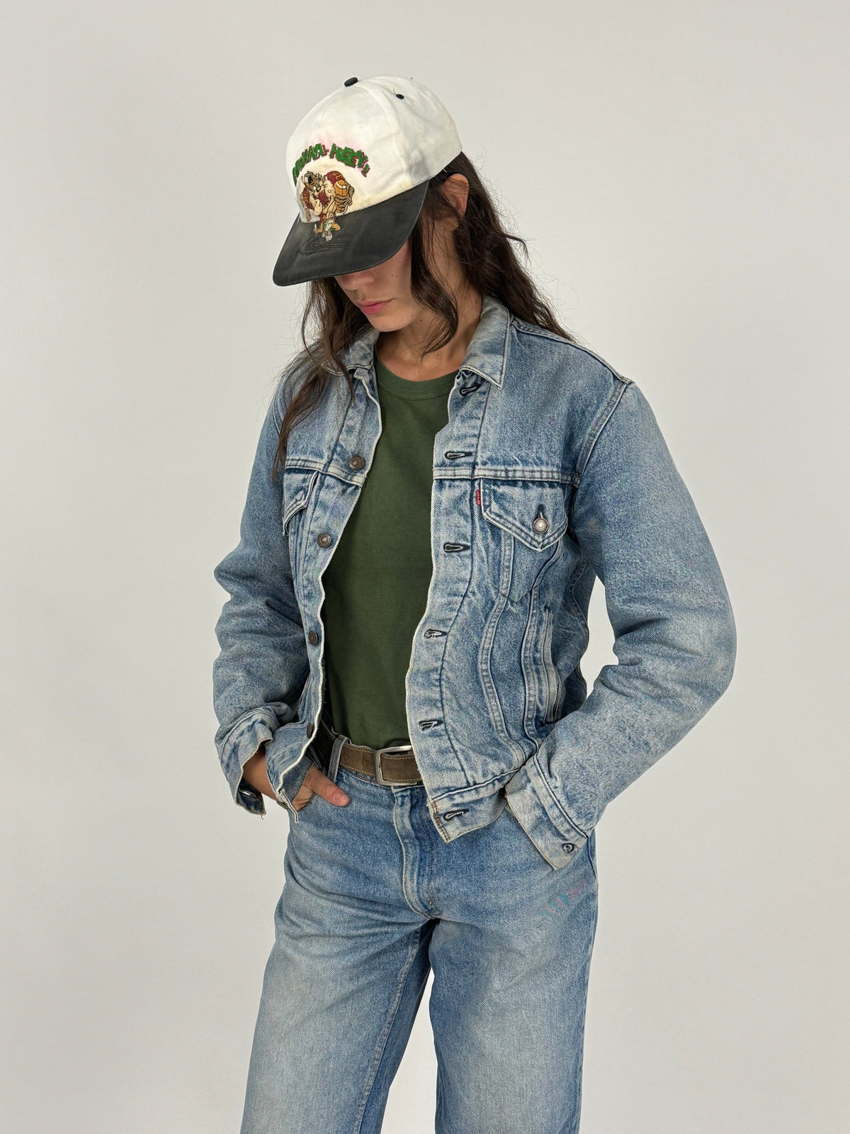 Giacca Levi's 70506 blanket lined denim stonewash - fronte indossato, posa dinamica