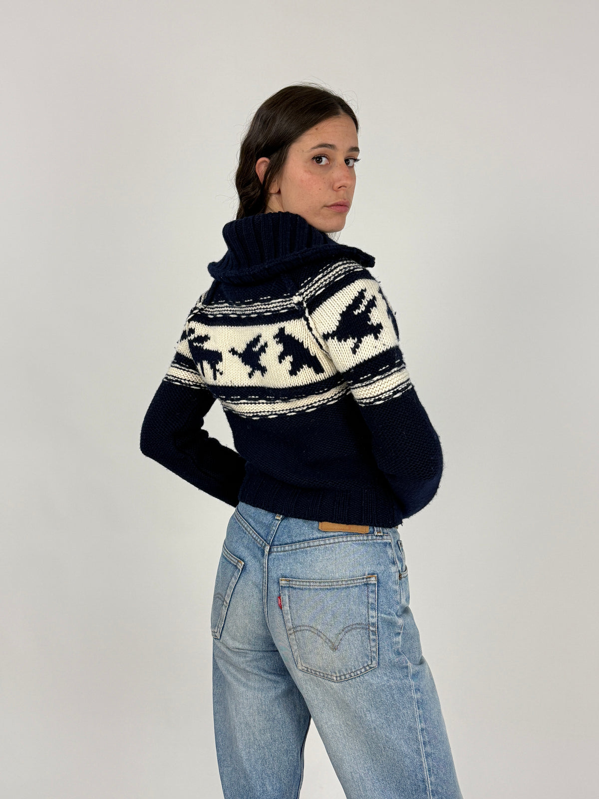 Cardigan vintage lana nordic navy - fronte indossato chiuso, vista frontale intera con zip chiusa