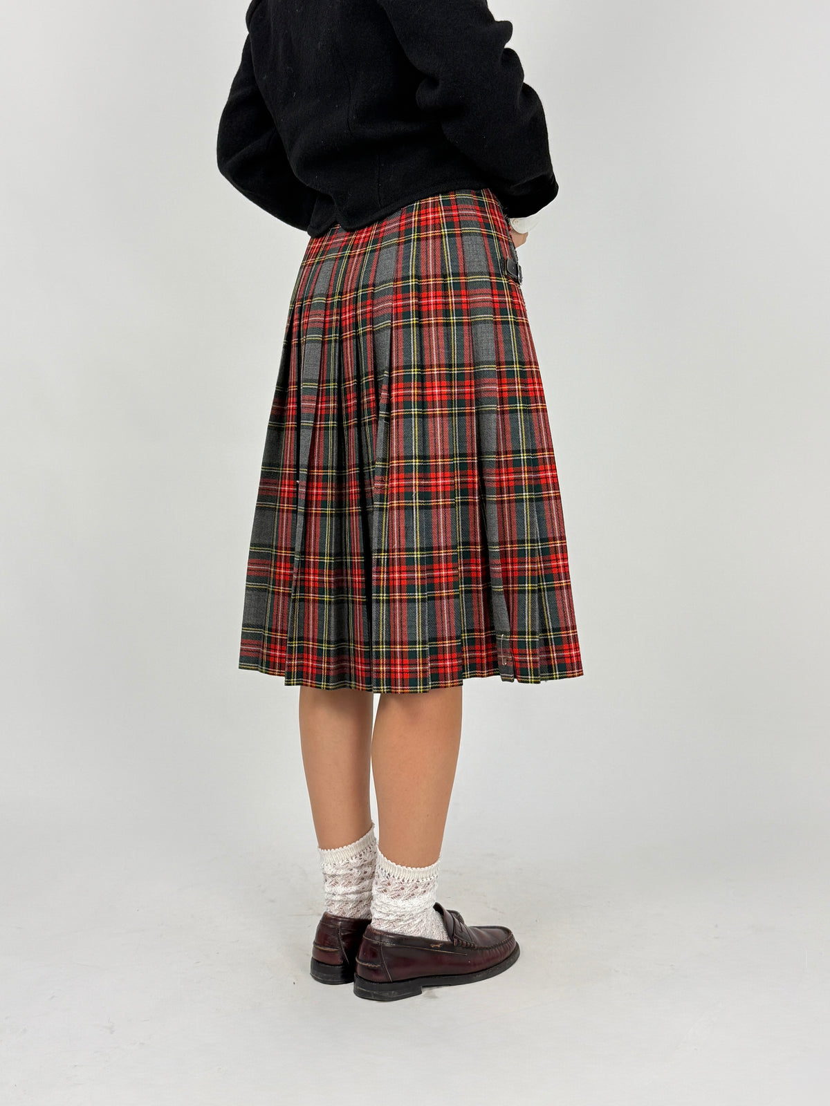 Dettaglio kilt pin spilla metallica argentata gonna kilt Ritzino tartan lana vintage