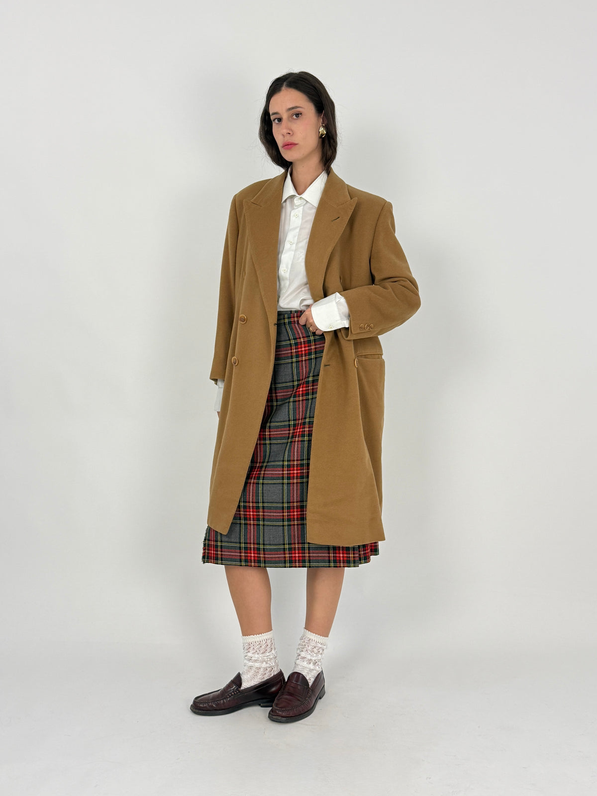 Cappotto Valentino cashmere cammello doppiopetto - fronte indossato, posa dinamica