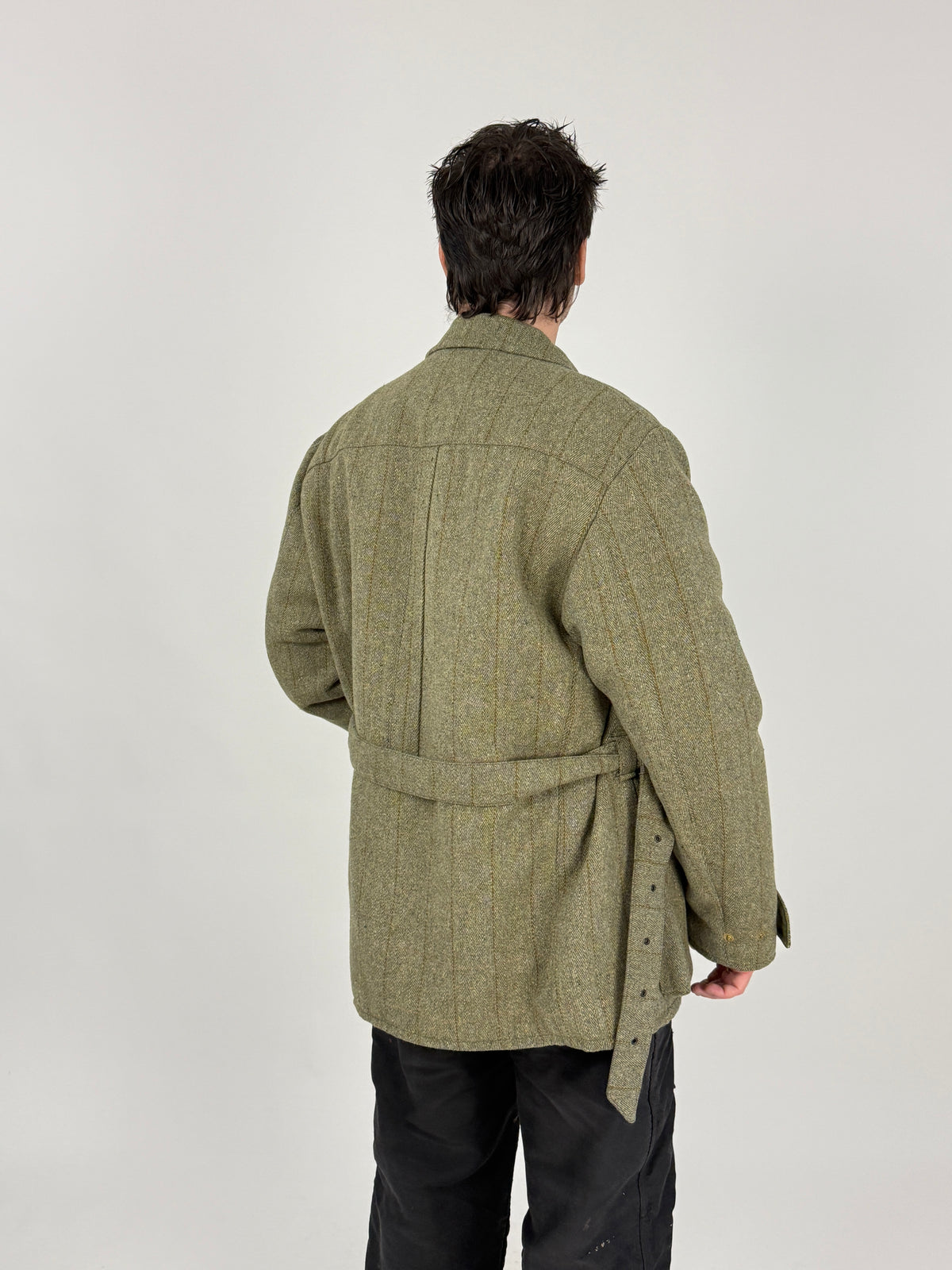 Giacca vintage tweed verde oliva trapuntata - fronte indossato con cintura allacciata