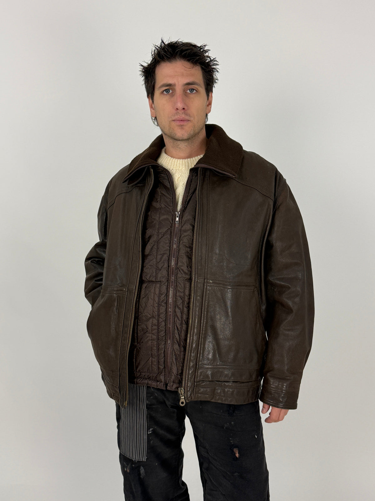 Giacca vintage pelle marrone - fronte indossato, zip chiusa, vista frontale intera