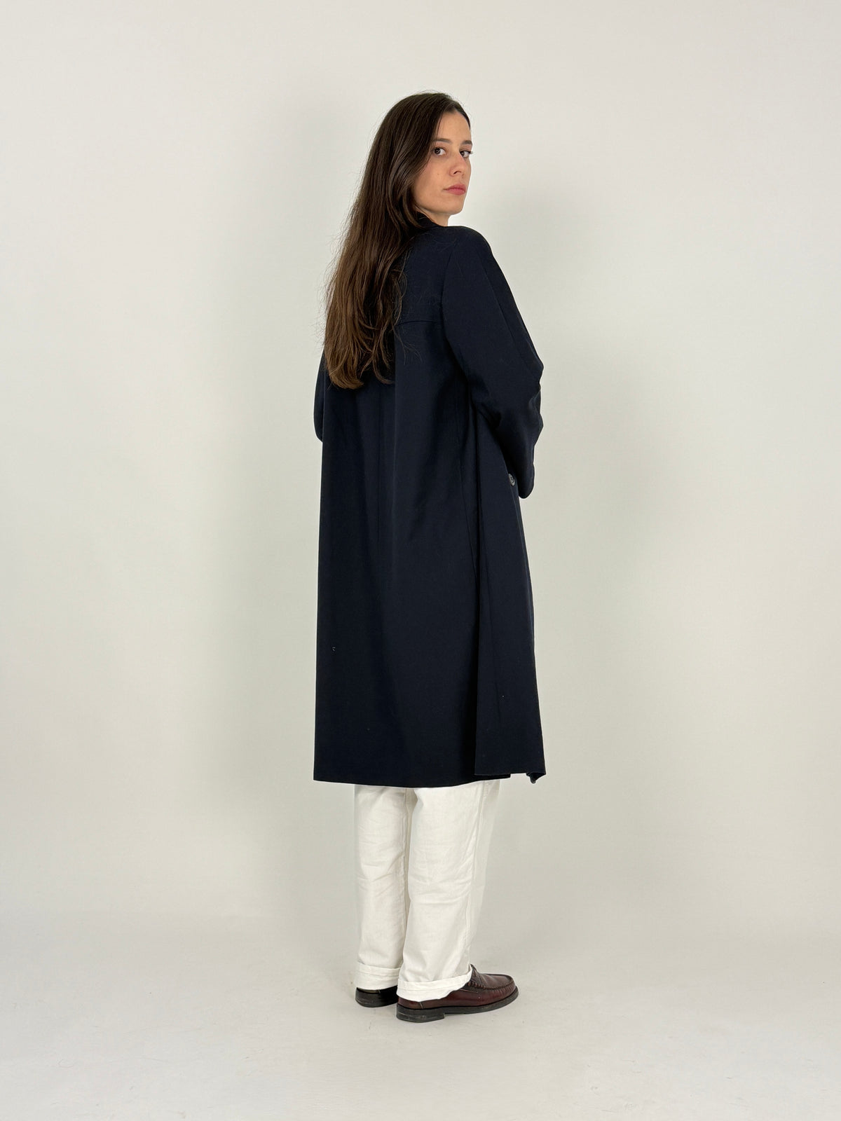 Cappotto sartoriale vintage doppiopetto lana blu navy - retro/tre quarti posteriore indossato, vista da dietro taglia L