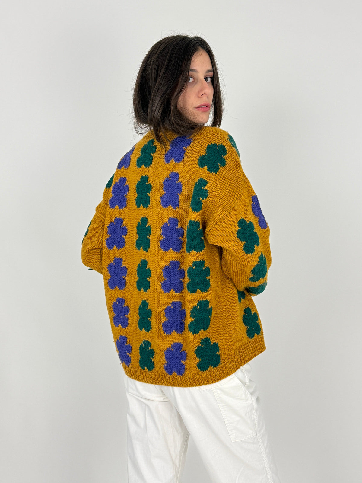 Maglione vintage fatto a mano jacquard ocra quadrifoglio - tre quarti frontale indossato, dettaglio motivo su petto e maniche