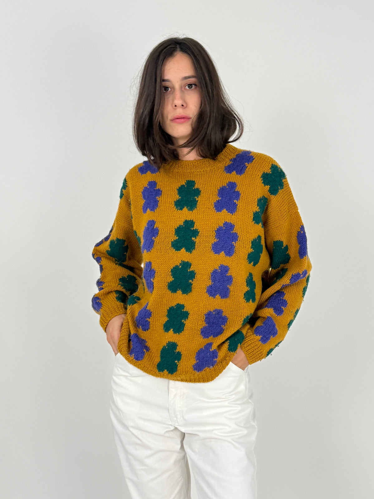 Maglione vintage fatto a mano jacquard ocra quadrifoglio - retro indossato, vista posteriore con motivo su tutto il corpo