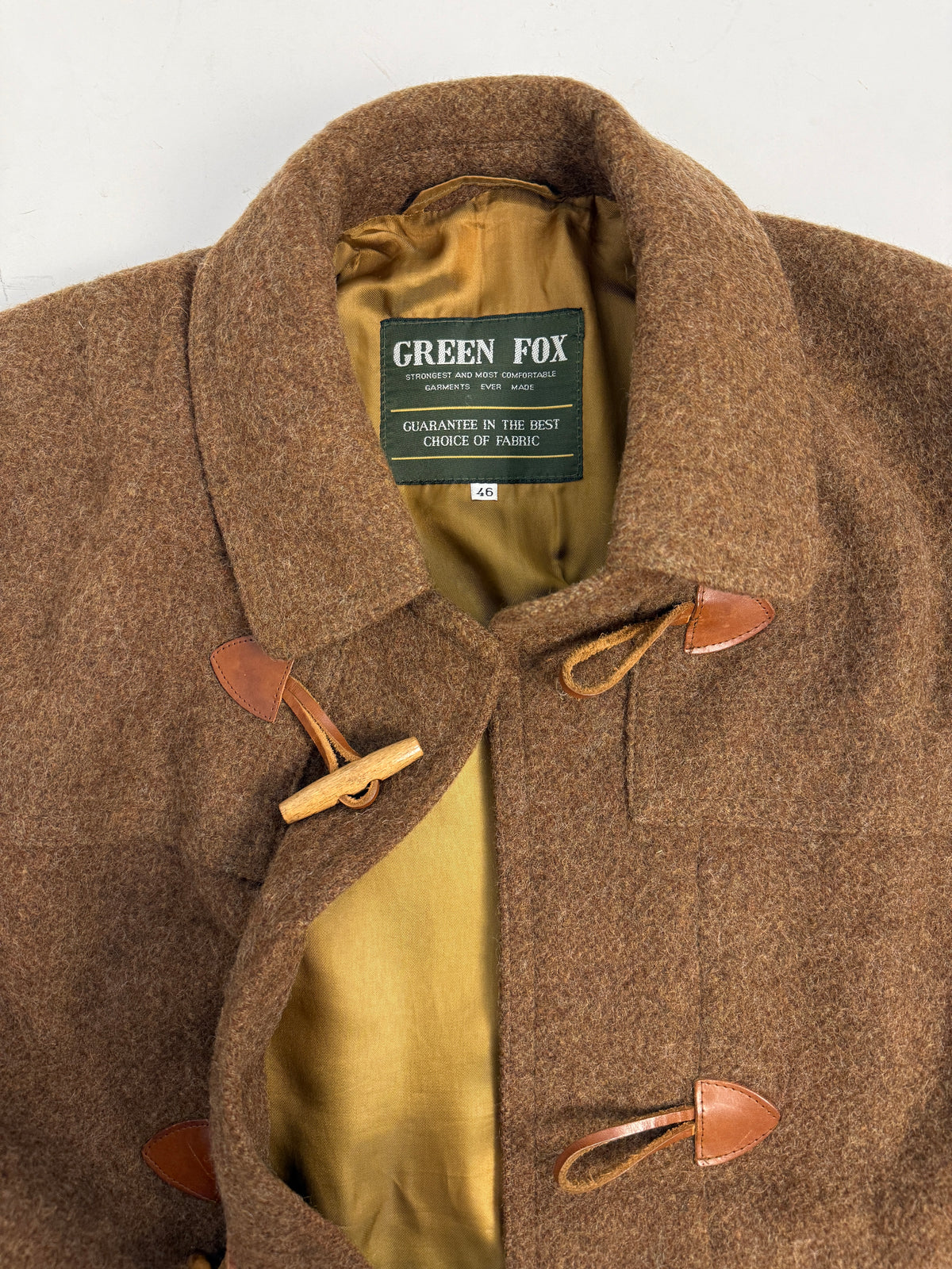 Dettaglio etichetta Green Fox e toggle in legno con passante cuoio cognac - montgomery vintage taglia 46