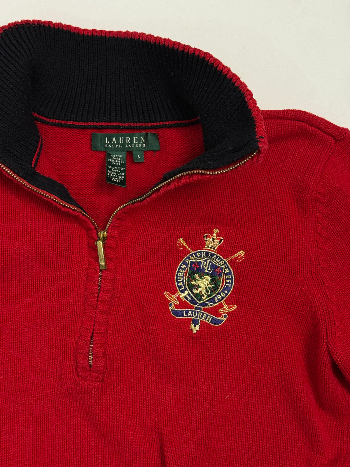 Dettaglio etichetta e crest ricamato Lauren Ralph Lauren EST. 1967 - maglione cotone rosso mezza zip anni 90