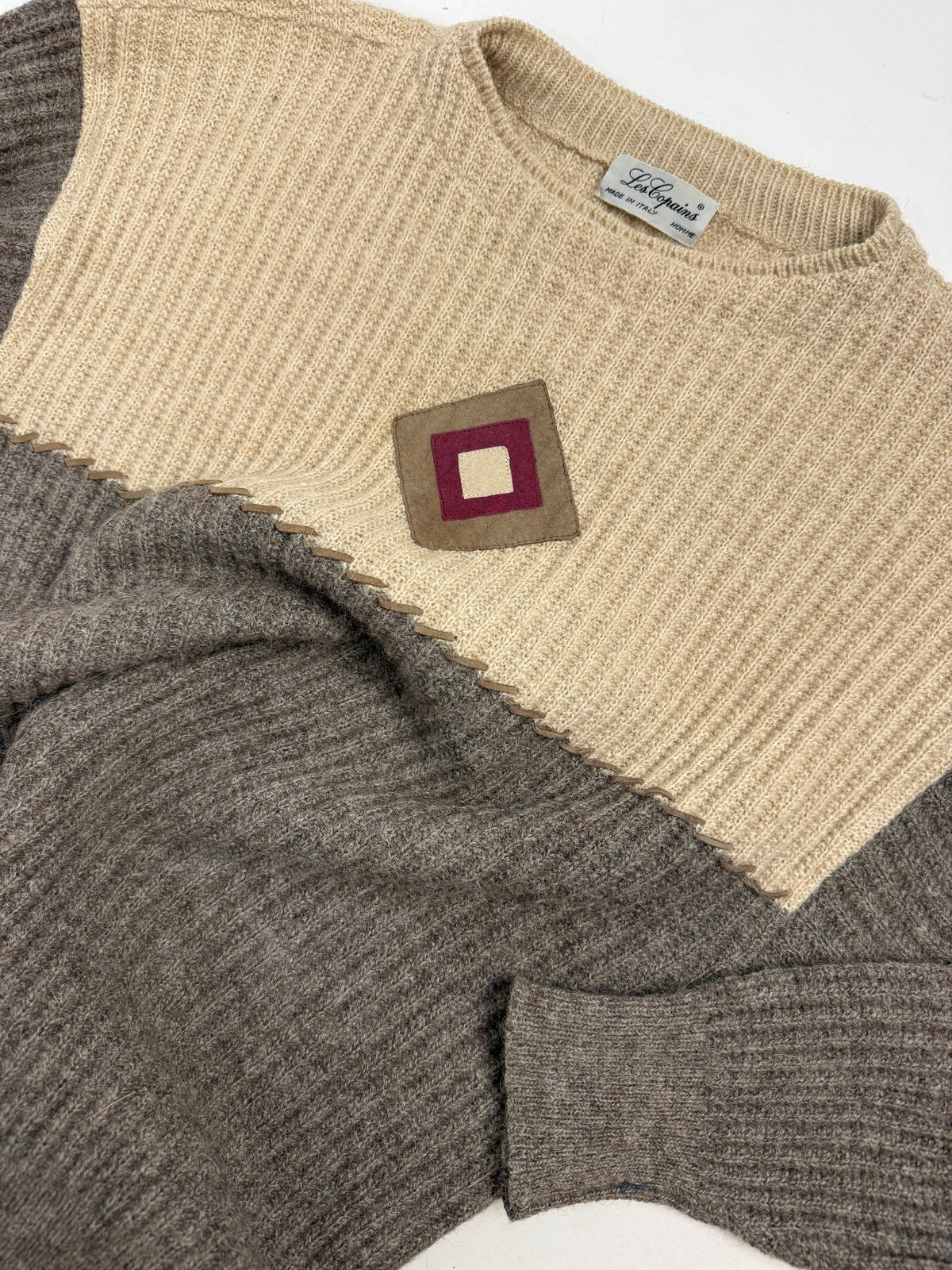 Maglione Les Copains vintage piano aperto fronte - dettaglio macro patch camoscio quadrati concentrici borgogna e costina inglese larga