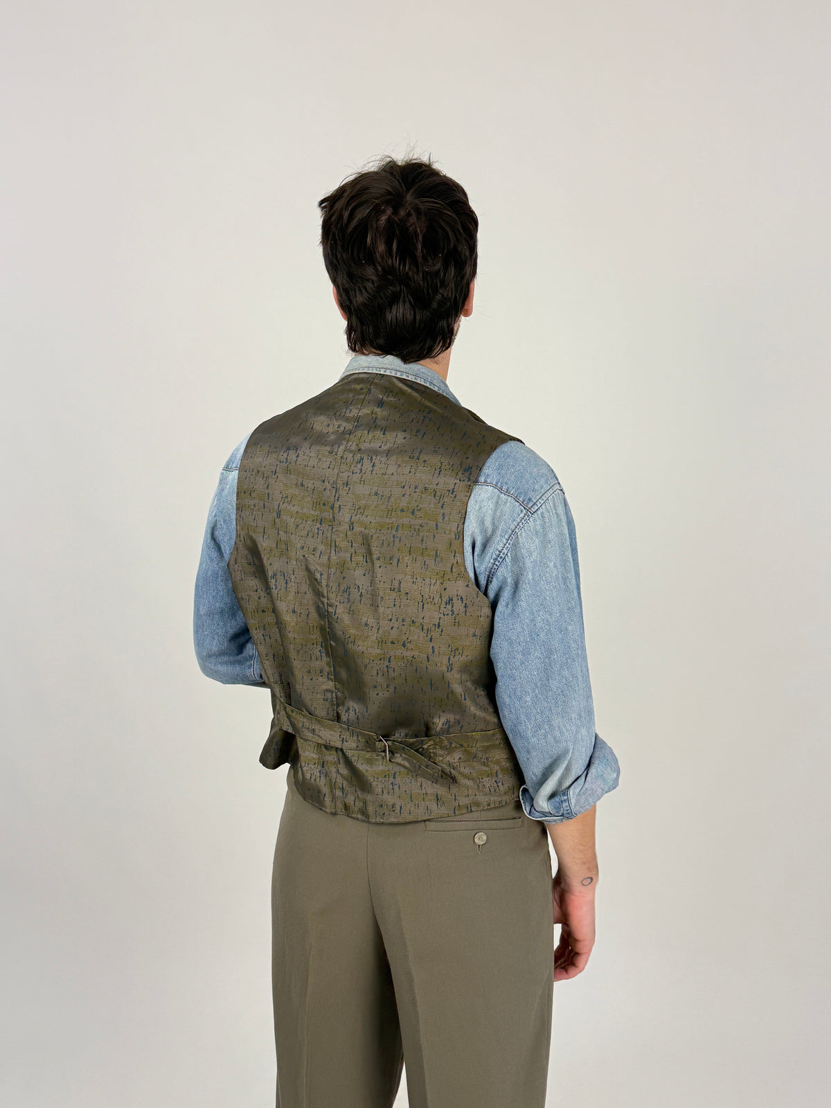 Gilet vintage velluto a coste verde oliva - fronte indossato vista intera, taglia M uomo, layering su camicia denim e pantaloni wide khaki