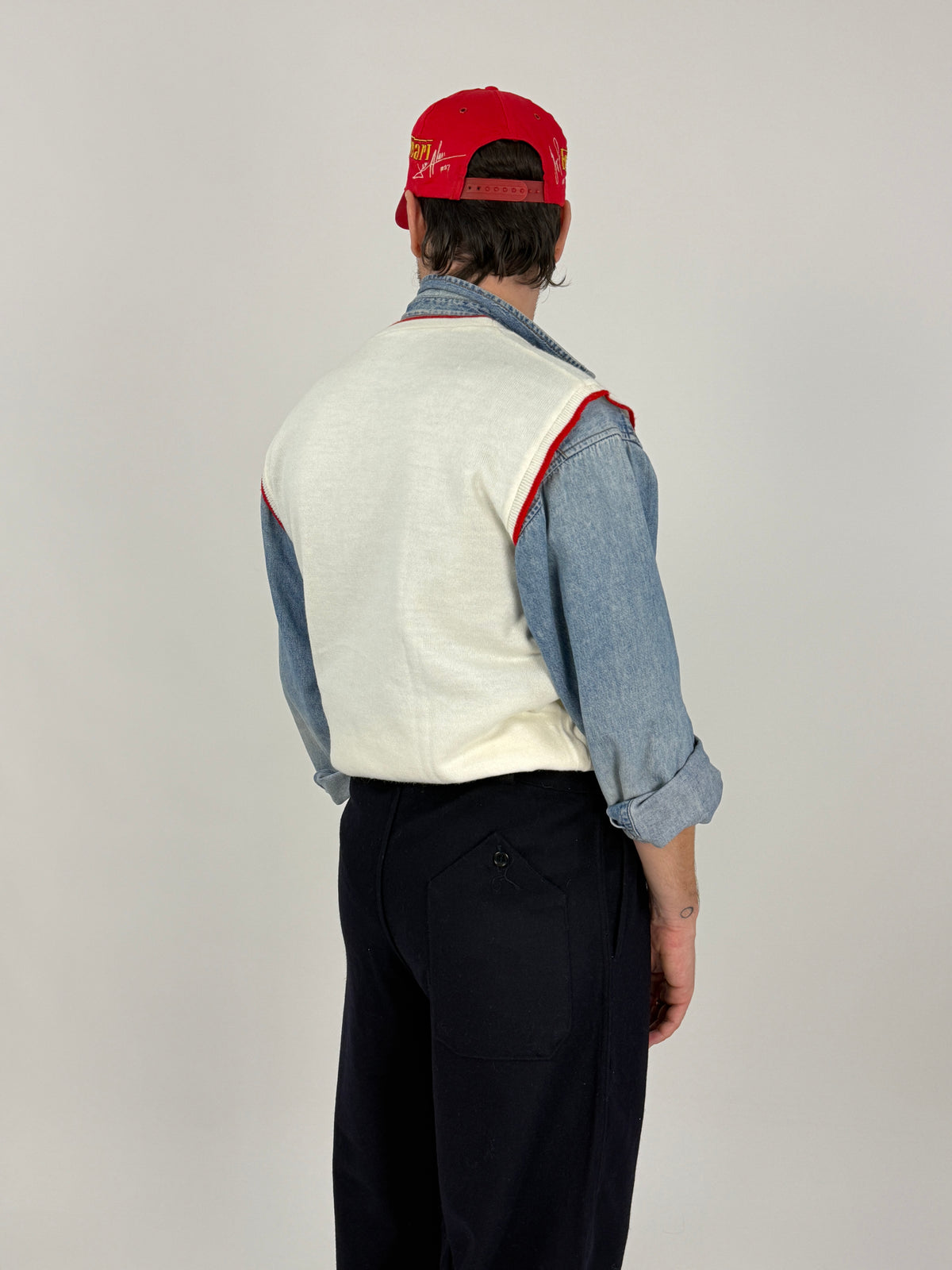 Gilet vintage in maglia avorio profili rossi V-neck - fronte indossato vista intera, taglia L uomo, layering con camicia denim