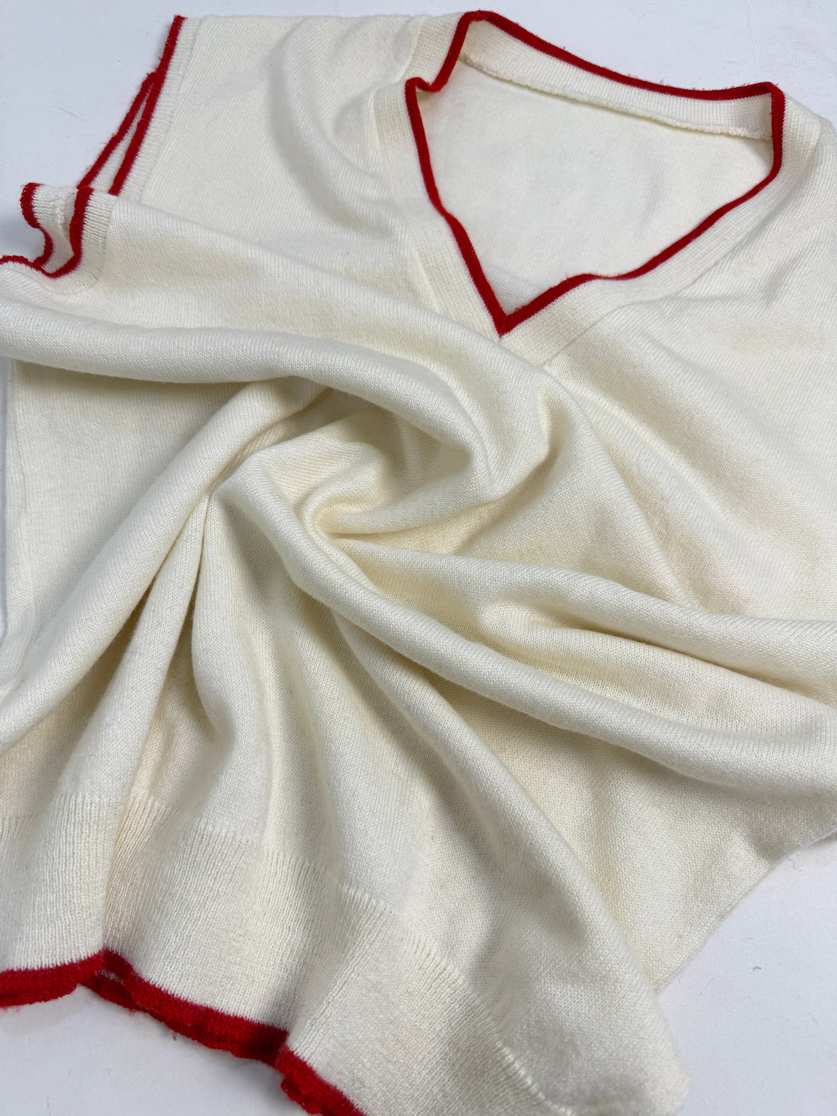 Dettaglio tessuto gilet vintage maglia avorio - scollatura V con bordura in costina rossa, filato morbido compatto