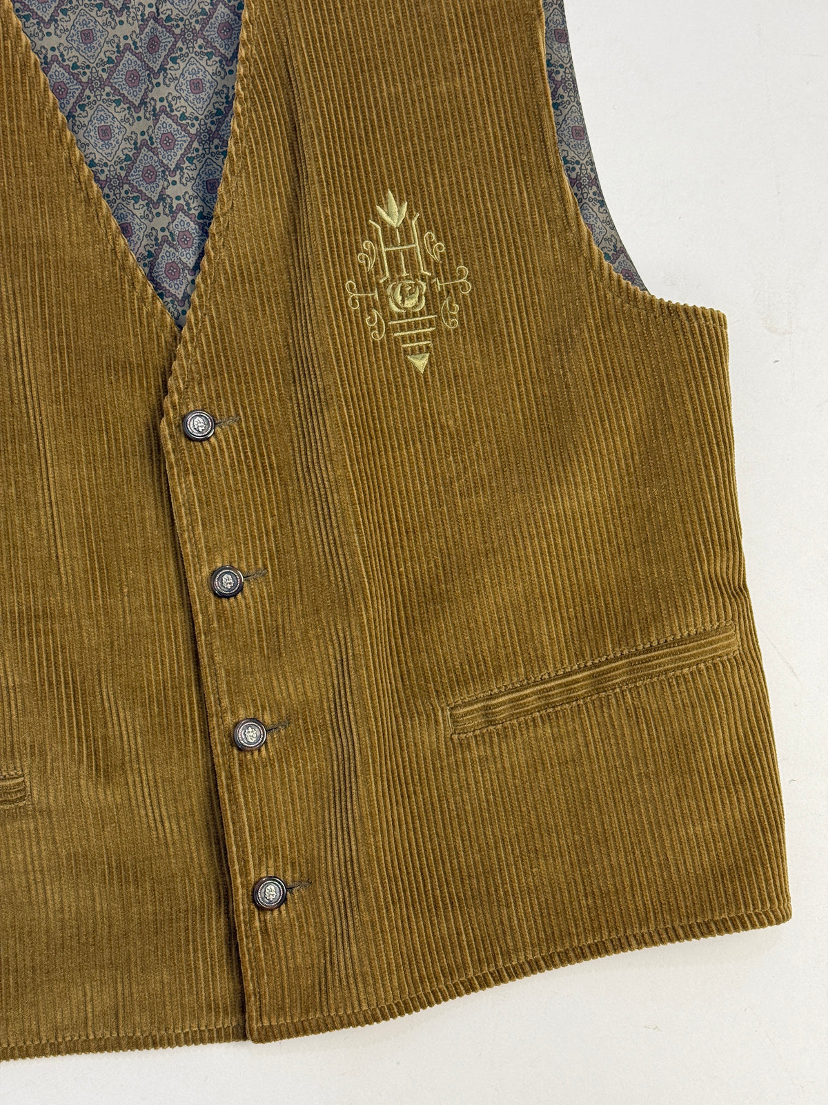 Dettaglio bottoni e monogramma gilet Alfa Centauri - bottoni argento brunito con motivo inciso, ricamo araldico oro/panna su velluto verde oliva