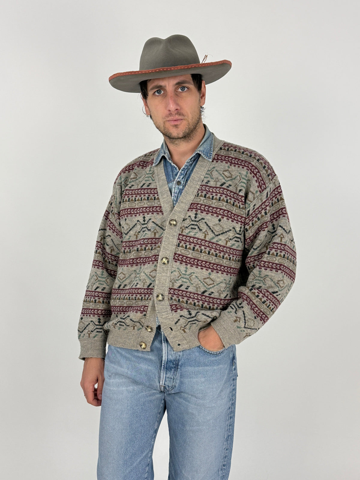 Cardigan Sports Club Competition - fronte indossato aperto su camicia denim, silhouette oversize taglia M, bottoni metallici dorati