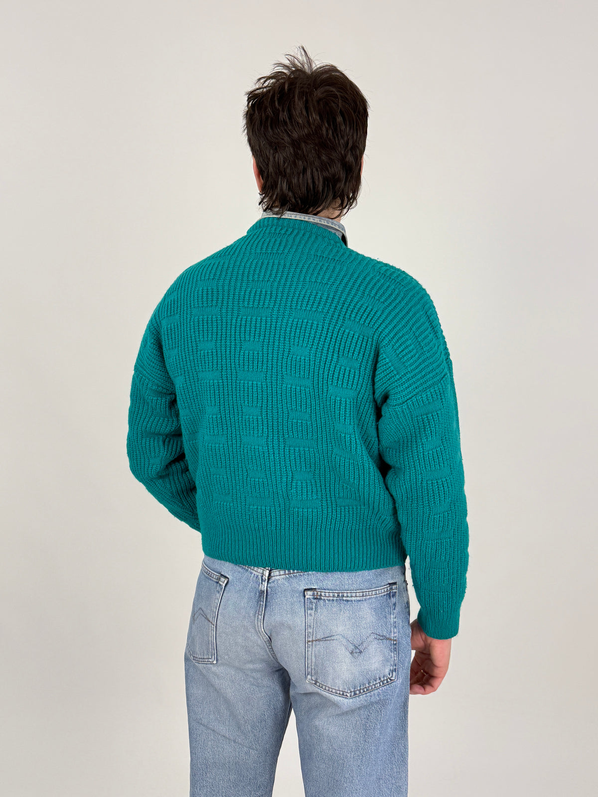 Dettaglio punto e patch Colmar - patch gommato logo Colmar bianco su nero al fondo, lavorazione a bande verticali e blocchi legaccio, misto lana verde teal
