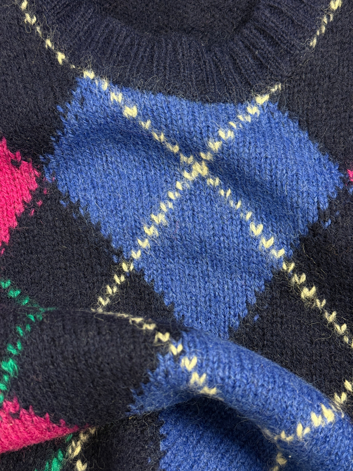 Dettaglio macro argyle - punto knit rombo royal blue su fondo navy, linee diagonali bianco crema a punto piquet, filato misto lana con peluria naturale