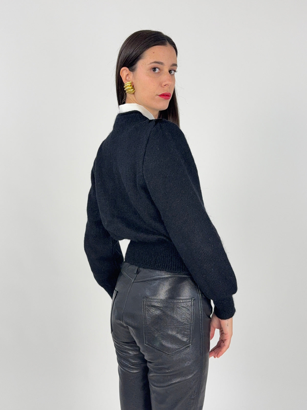 Cardigan kid mohair nero - fronte indossato aperto su camicia bianca, fiocchi velluto con paillettes, nastri velluto, tasche con bordo paillettes
