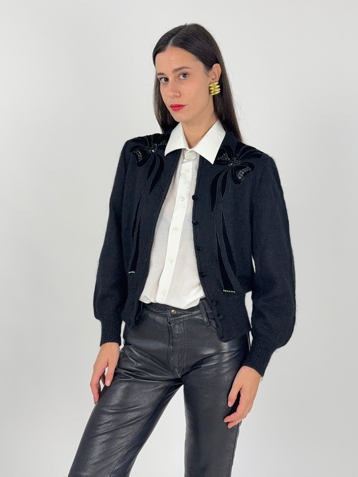 Cardigan kid mohair nero - retro indossato, silhouette crop, maniche balloon con polsino costina nera, spalla strutturata